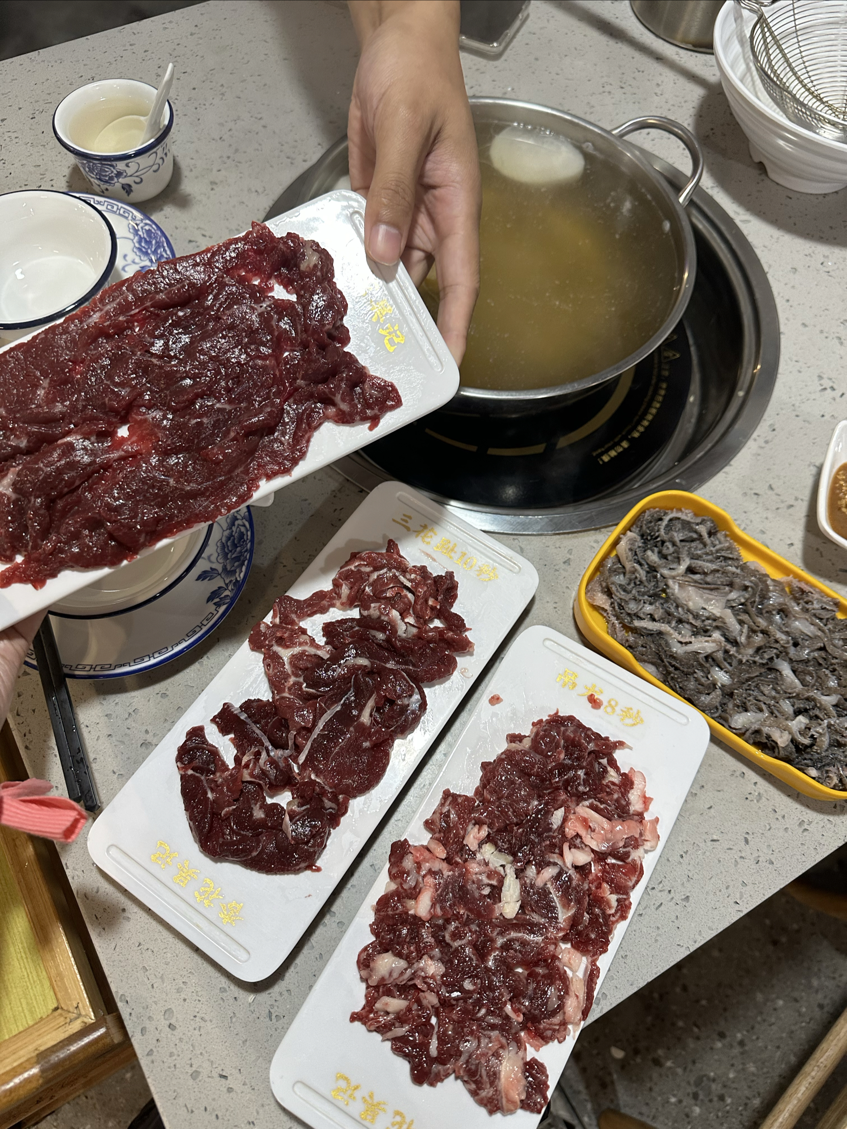 排了8个小时的牛肉火锅 值得吃吗