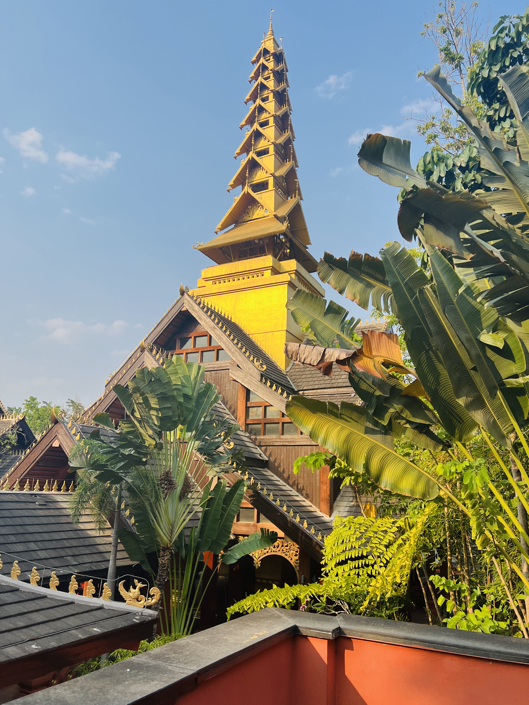西双版纳洲际度假酒店很有泰国风格，员工说这里是傣王宫旧址，酒店里面就有一个佛殿，早上在早餐厅旁边就能