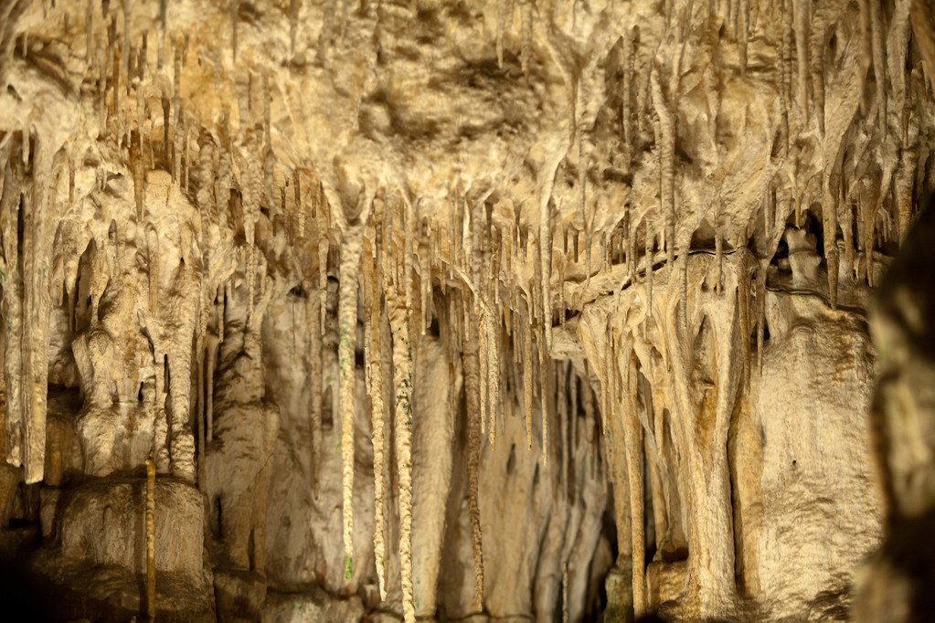 探索自然的奇幻密语：揭秘德拉赫洞穴的幽秘奇观