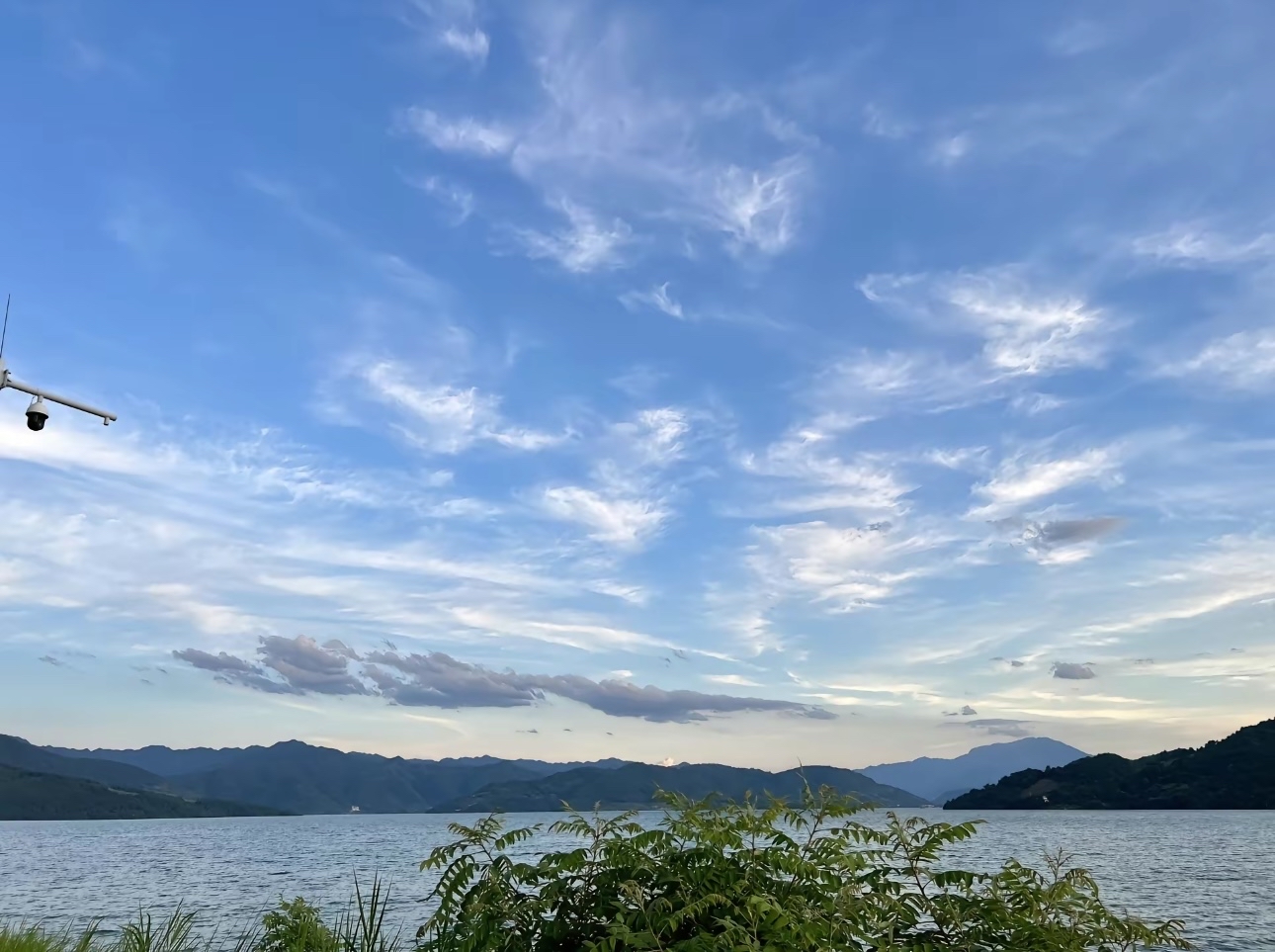 〝—坝锁东江，高峽出平湖”。东江湖又称“雾漫小东 江”，位于湖南省柳州市东北部的资兴市境内，是我国自