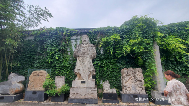 点石园位于龟山景区内,设置"百世狮园"等