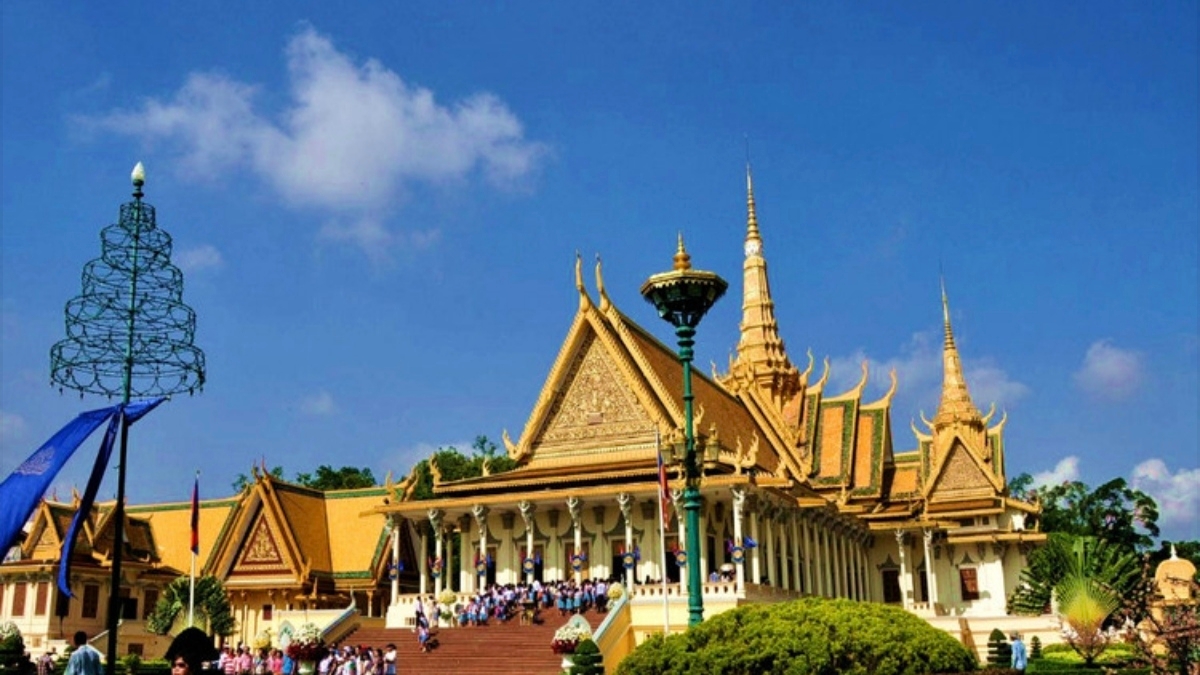 柬埔寨是一个充满魅力和历史底蕴的国家，拥有许多令人向往的游玩景点。以下是一些推荐打卡的景点、详细攻略