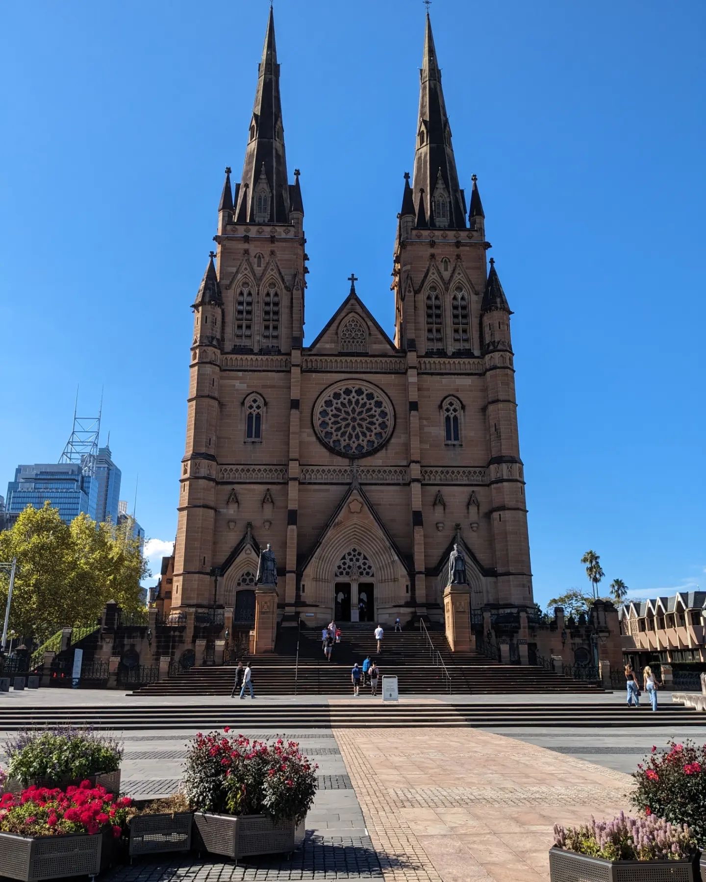 穿越时空的圣玛丽大教堂：悉尼海德公园的历史与文化地标
