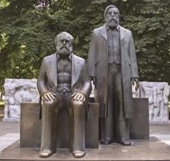 作为在社会主义国家长大的我们，从小就知道马克思和恩格斯，来到柏林一定要去马克思恩格斯广场瞻仰一下二位