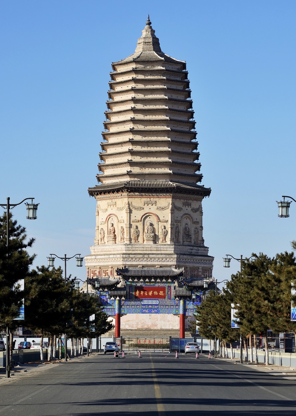 中国北方的历史遗迹，只有砖石结构为主的，还能留一下印记。辽中京遗址里的半截塔，塔身第一层以上部分已全