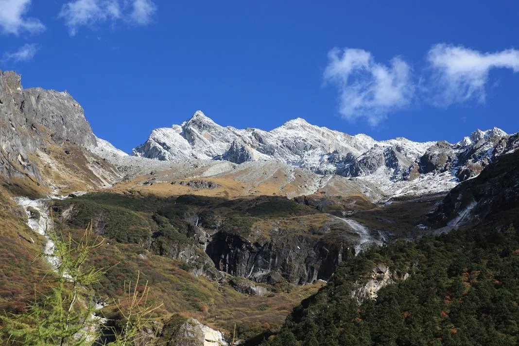 理县半脊峰，位于四川省阿坝藏族羌族自治州，拥有令人惊叹的海拔高度，达到5430米。攀登这座山峰，您需