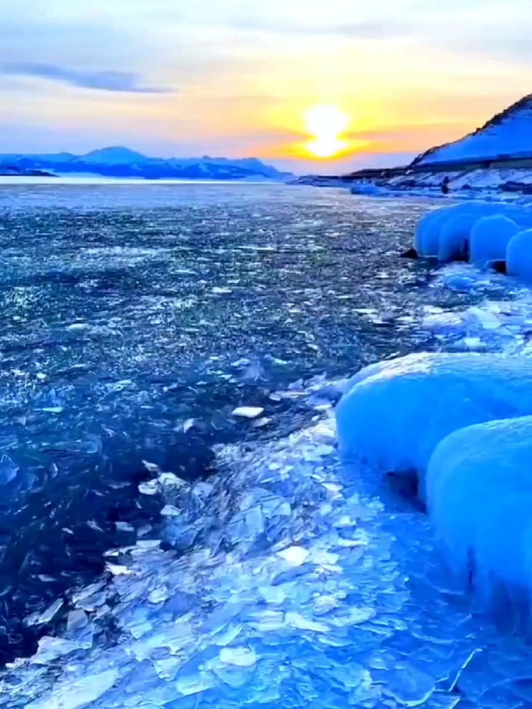 赛里木湖冰浪奇观：自然的冷艳艺术