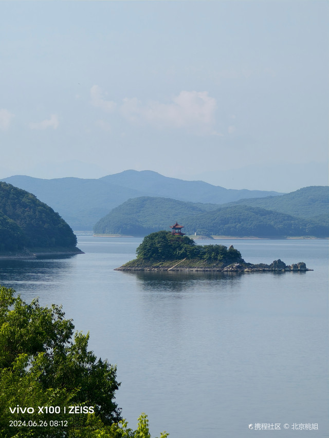 松花湖,位于吉林省吉林市丰满区松柏路,现为国家4a级旅游景区,是1937