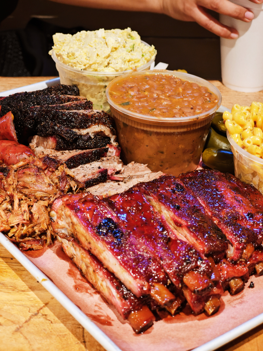 Two Bros. BBQ Market餐厅图片