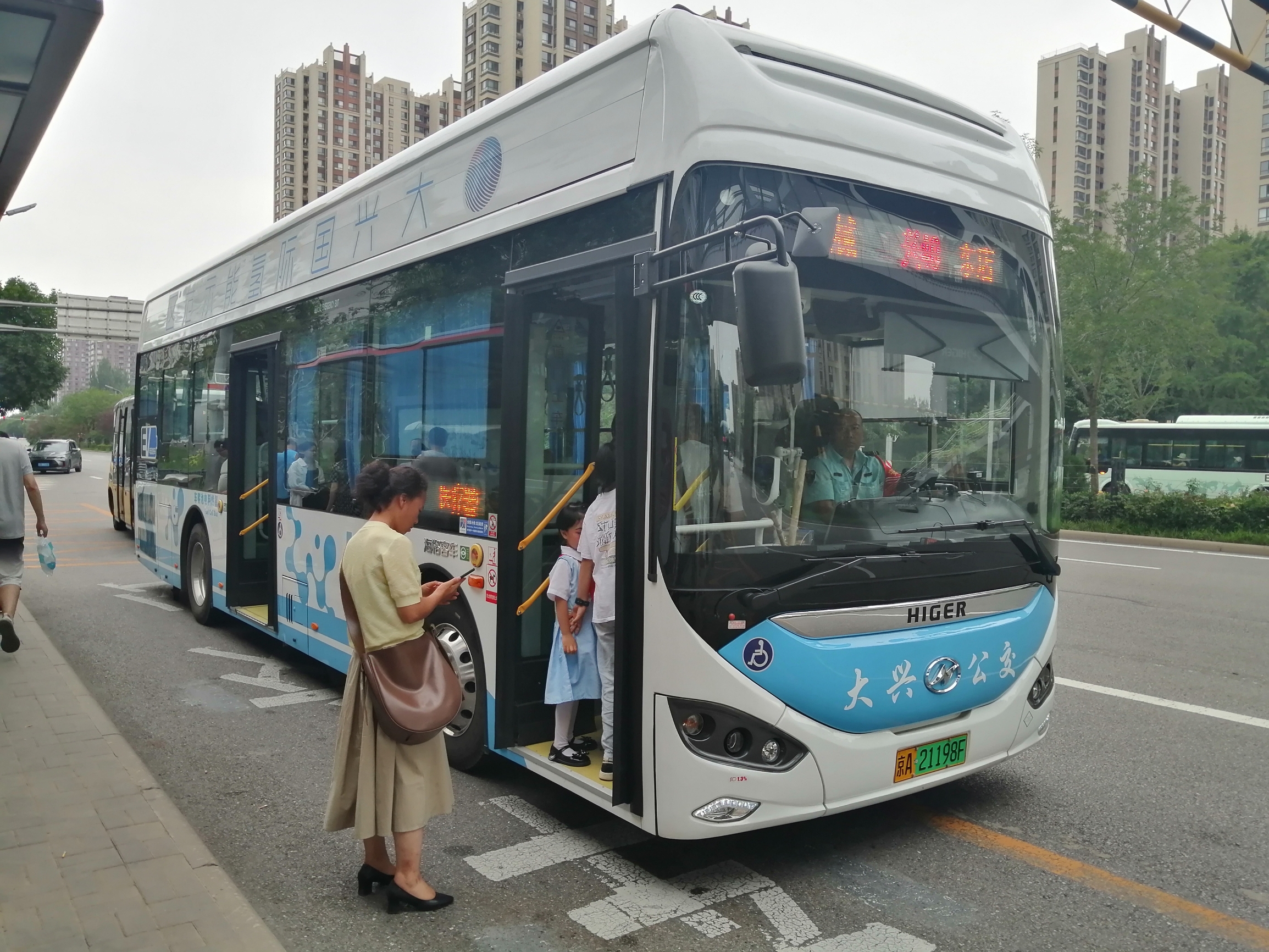 在北京市大兴区，体验全新氢能源公交车，感觉起动快，马力强劲，空调给力，坐席多，乘座舒适。为中国工程师