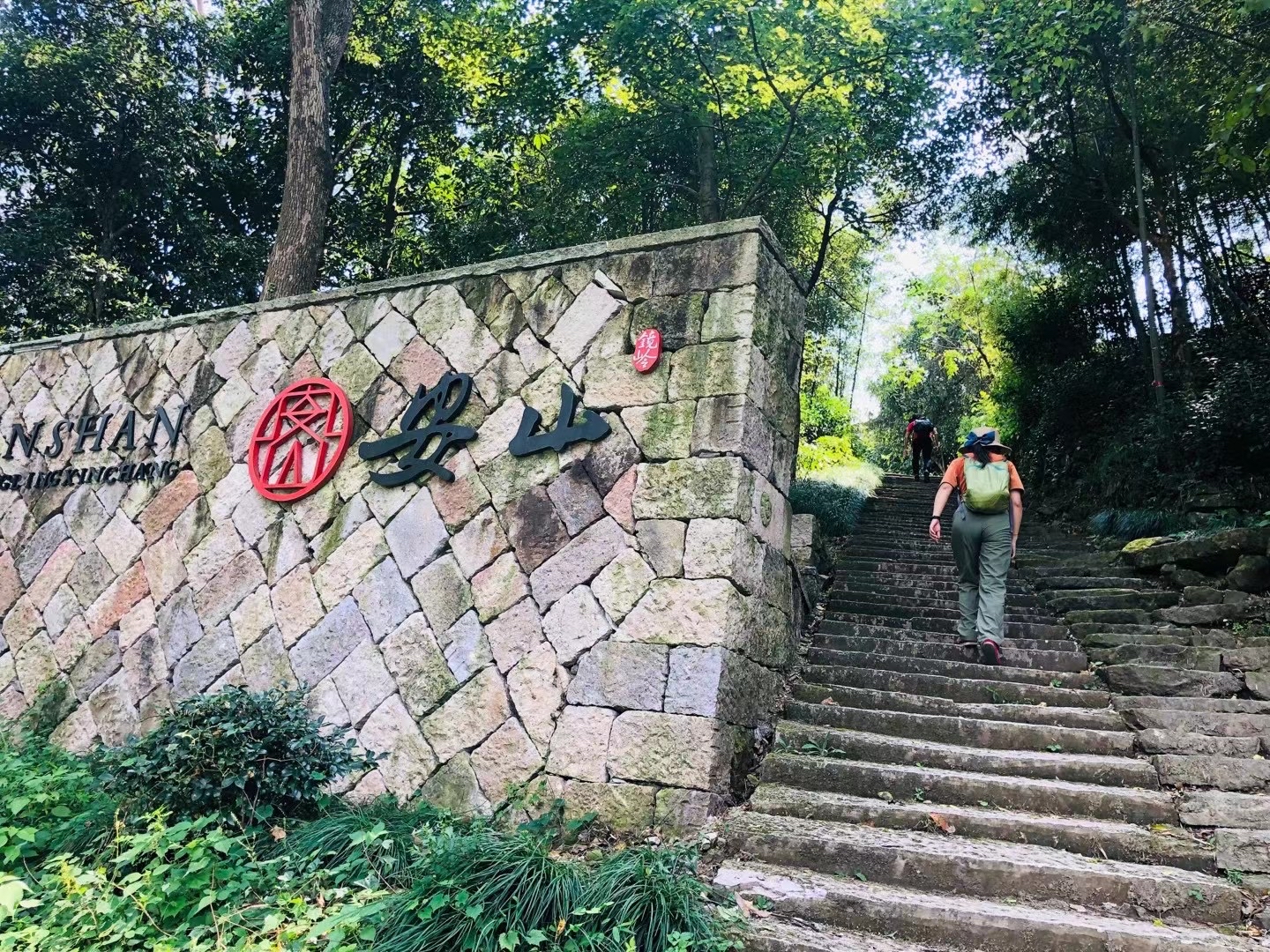 青山茶园，瀑布溪流，古桥村落，风景极美。