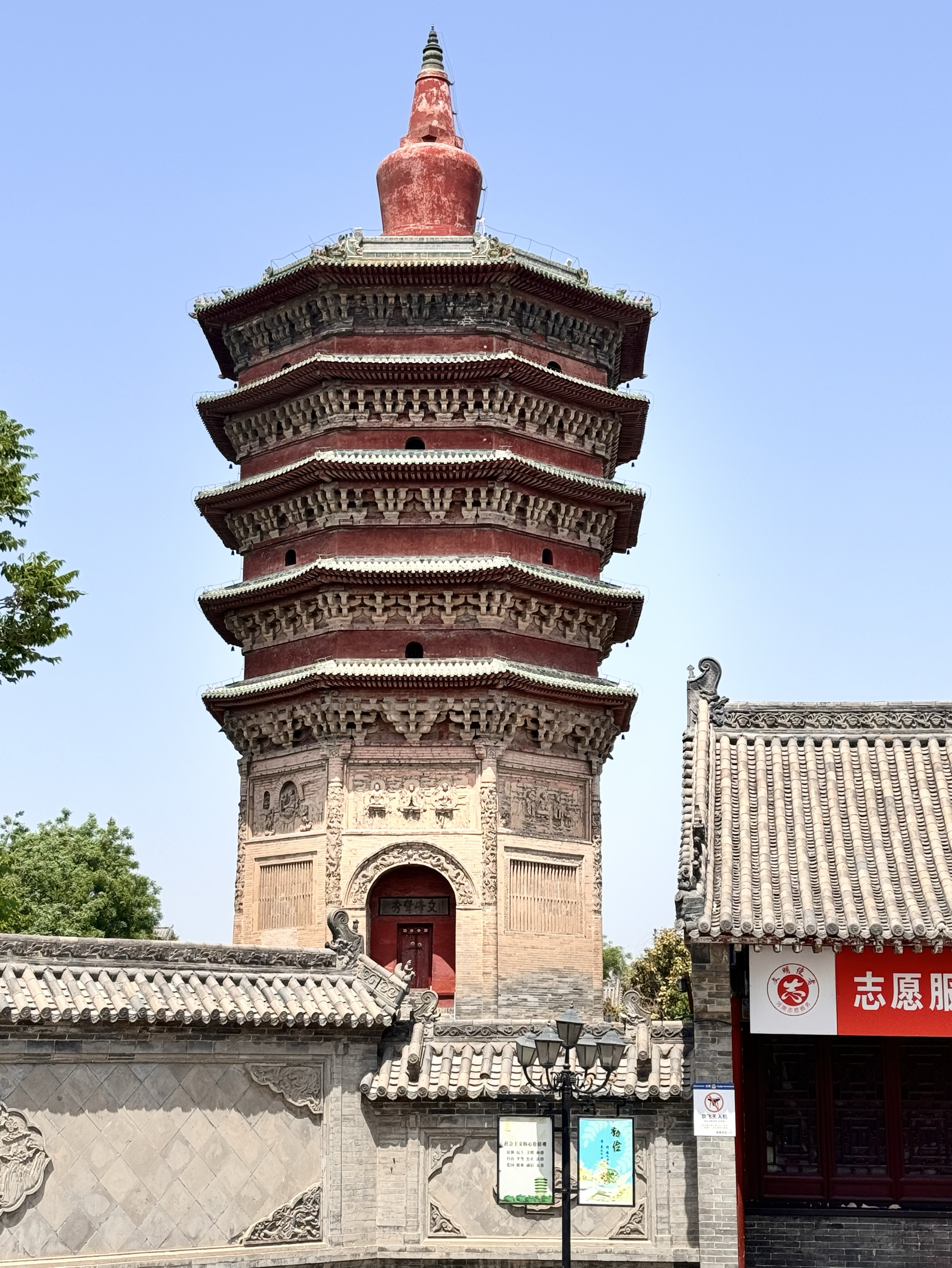 安阳文峰塔又叫天宁寺，一座古老而庄重的建筑，承载着历史的厚重与文化的底蕴。它矗立在安阳的土地上，宛如