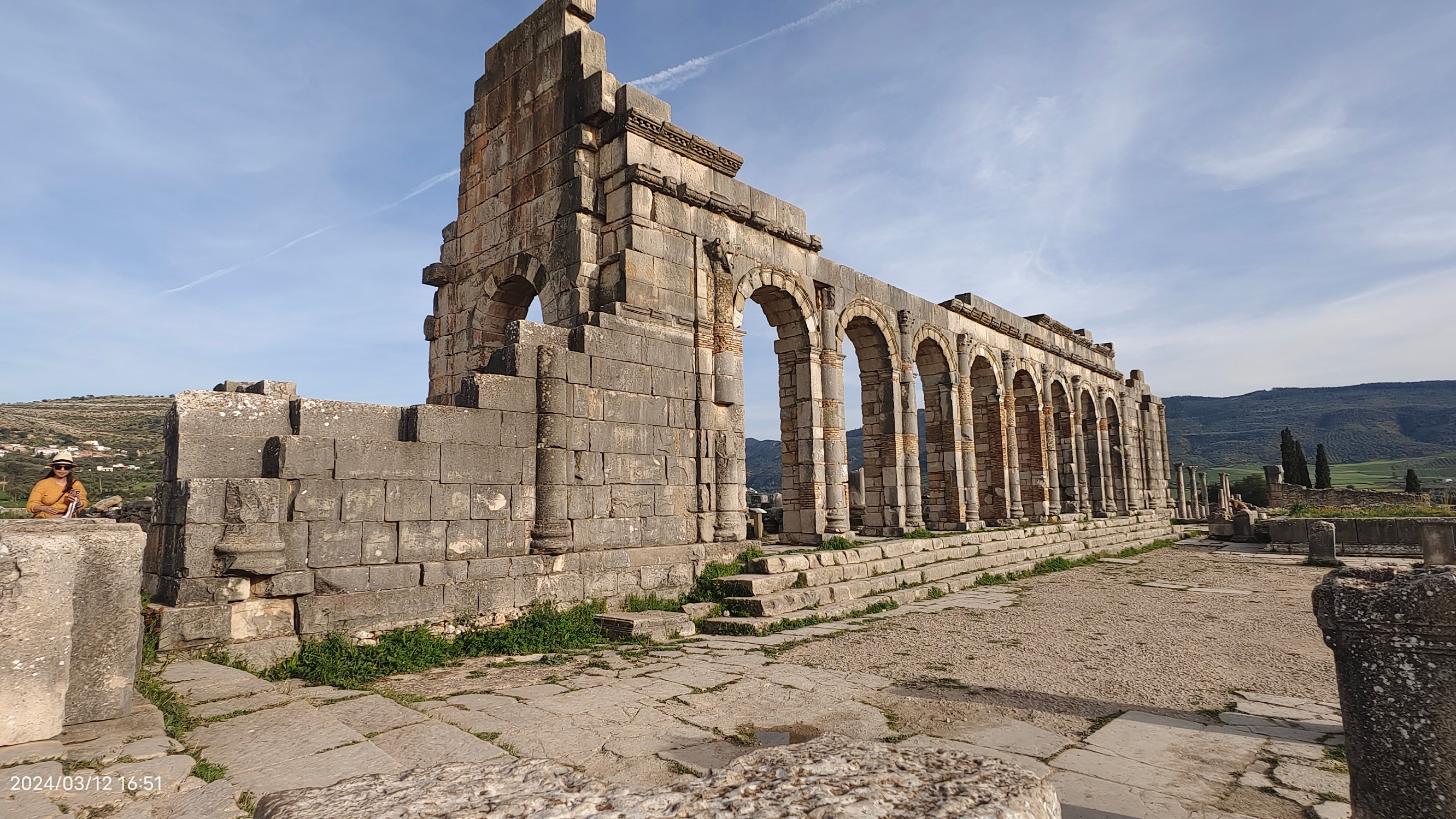 位于梅克内斯附近的古罗马遗址沃吕比利斯曾经是一个十分繁华的大都市，现在变成了一片荒凉的废墟了。这里留