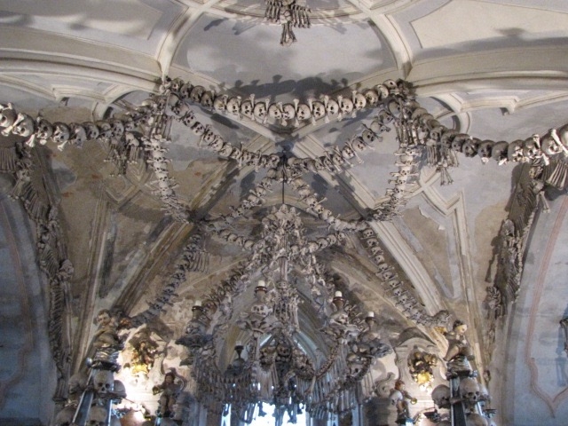 捷克的人骨教堂，世间少有，反映了一种豁达的生死关，挺有意思的