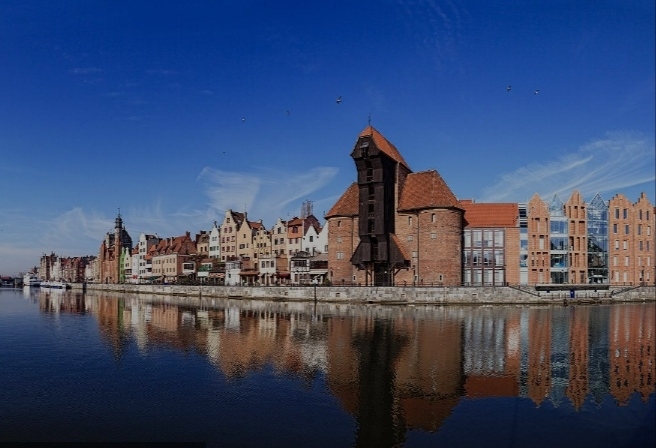 莫特拉瓦河由南向北穿过波兰的北方城市格但斯克，她的老城在河西岸，岸边的有着超过五百多年历史的木结构起