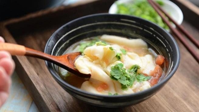片汤是东北人的一种饮食。该汤的用料有西红柿，面粉，葱。葱，做法是将西红柿切碎，和面，擀成薄片，切成一