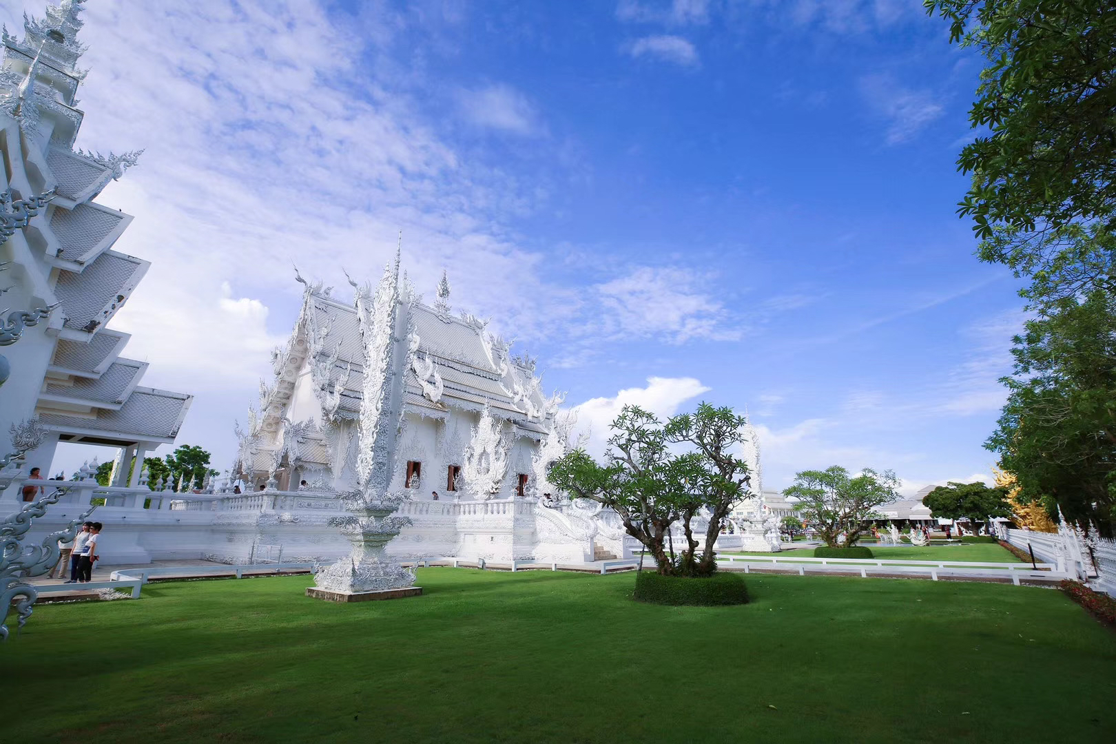 清莱白庙是一座用雕塑诠释了佛教的含义、佛教的精华、佛教的智慧的庙宇。纯白的屋顶，纯白的墙壁，纯白的基