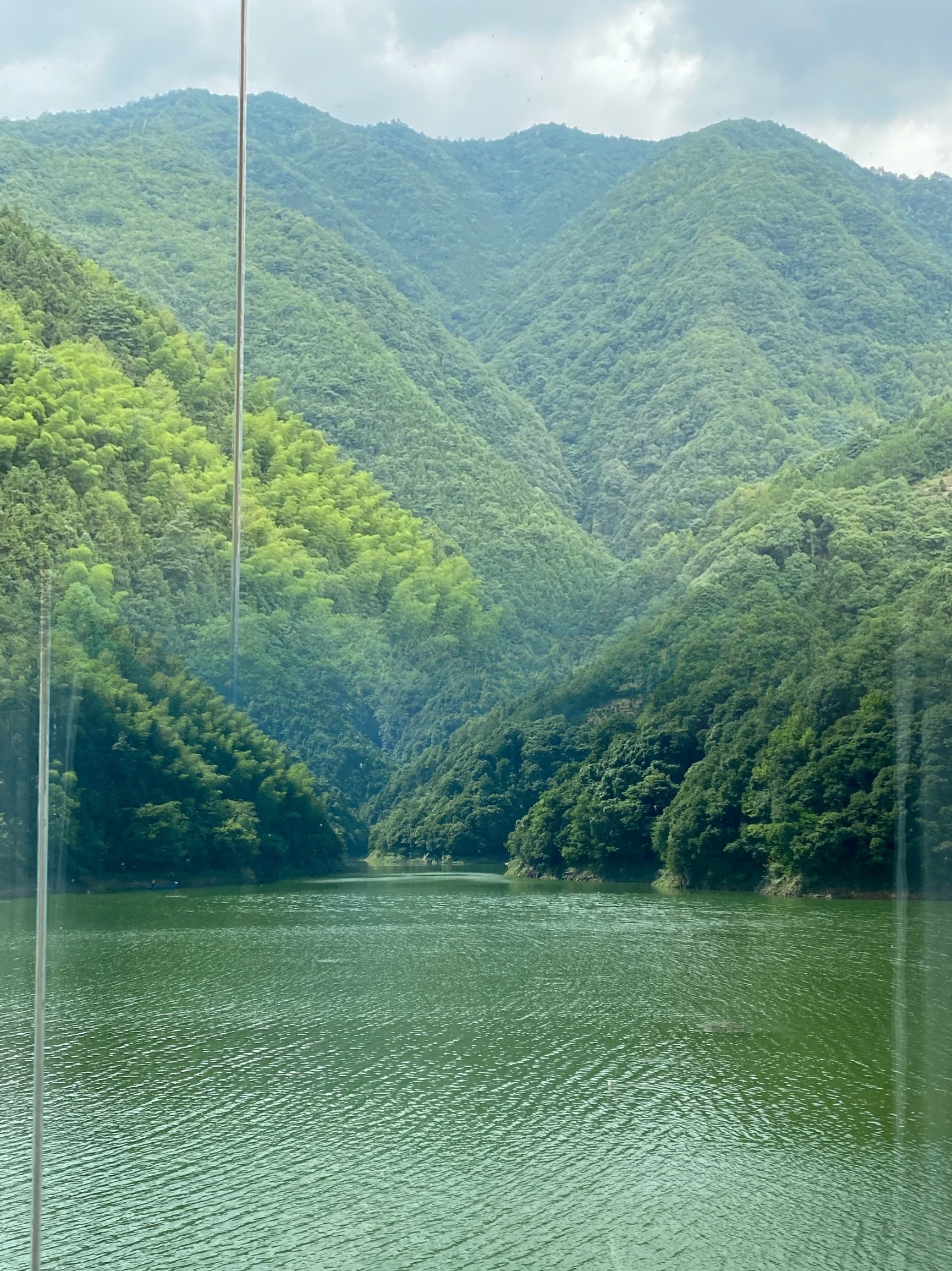 😛 向野而生·神都武备 😎 躺着看江景峡谷 🌷 在临安，隐于山水之畔，与青山对峙 躺在房间里拥有一片