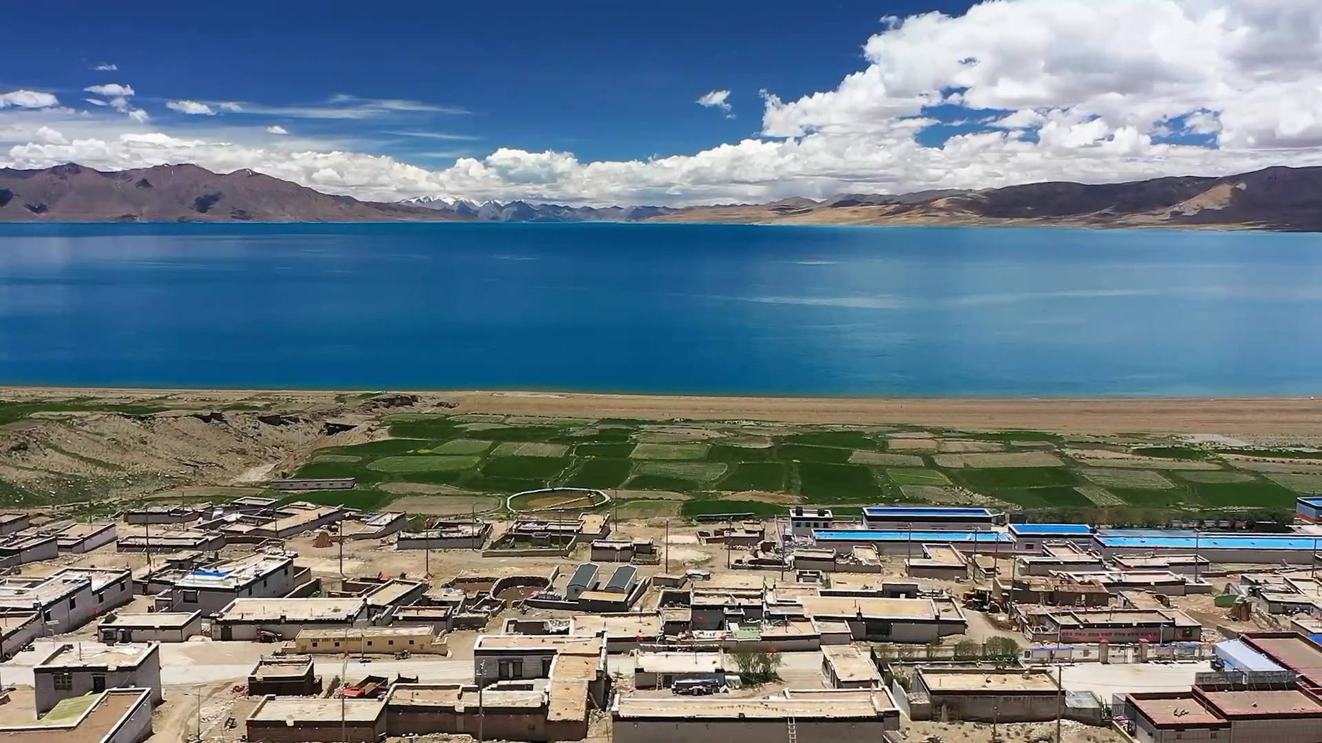航拍西藏第四大湖当惹雍错 那一抹蓝色让人心醉！