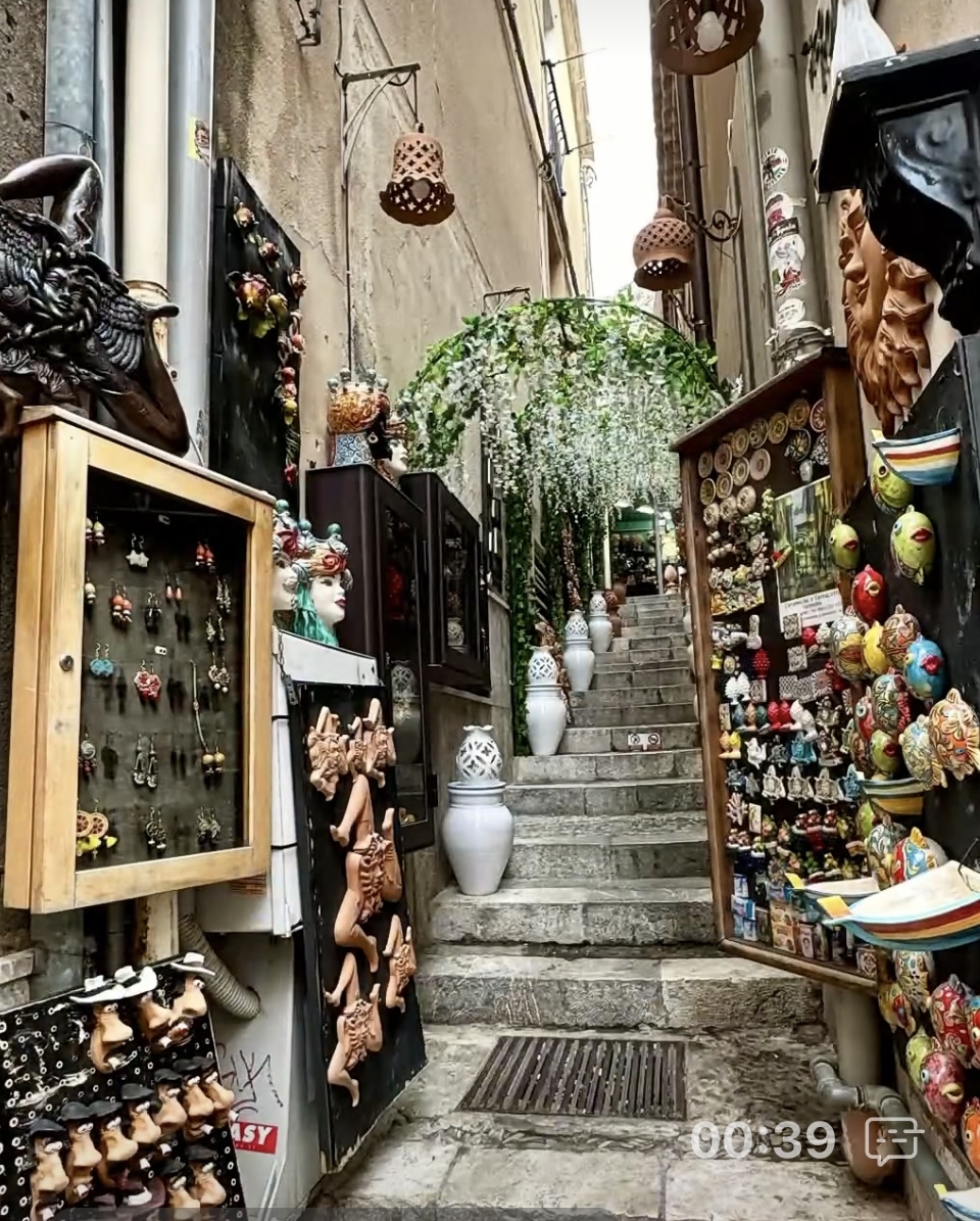 #特色市集 世界文化遗产 - 陶尔米纳小镇，每一条巷子都充满意大利西西里岛的浪漫气息和迷人的风情。
