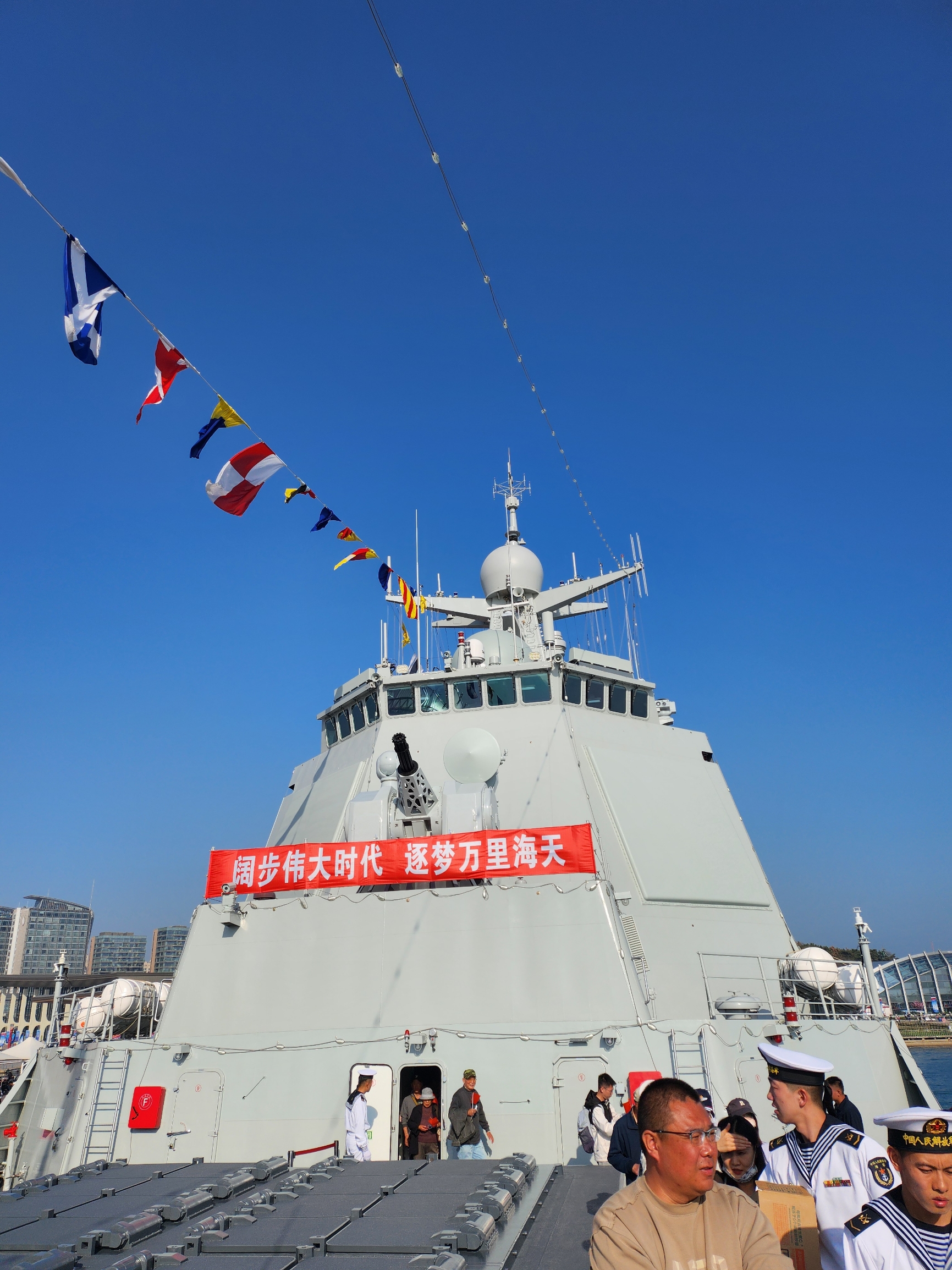 青岛奥帆基地中心，庆祝海军成立75周年，予许市民去舰艇上参观
