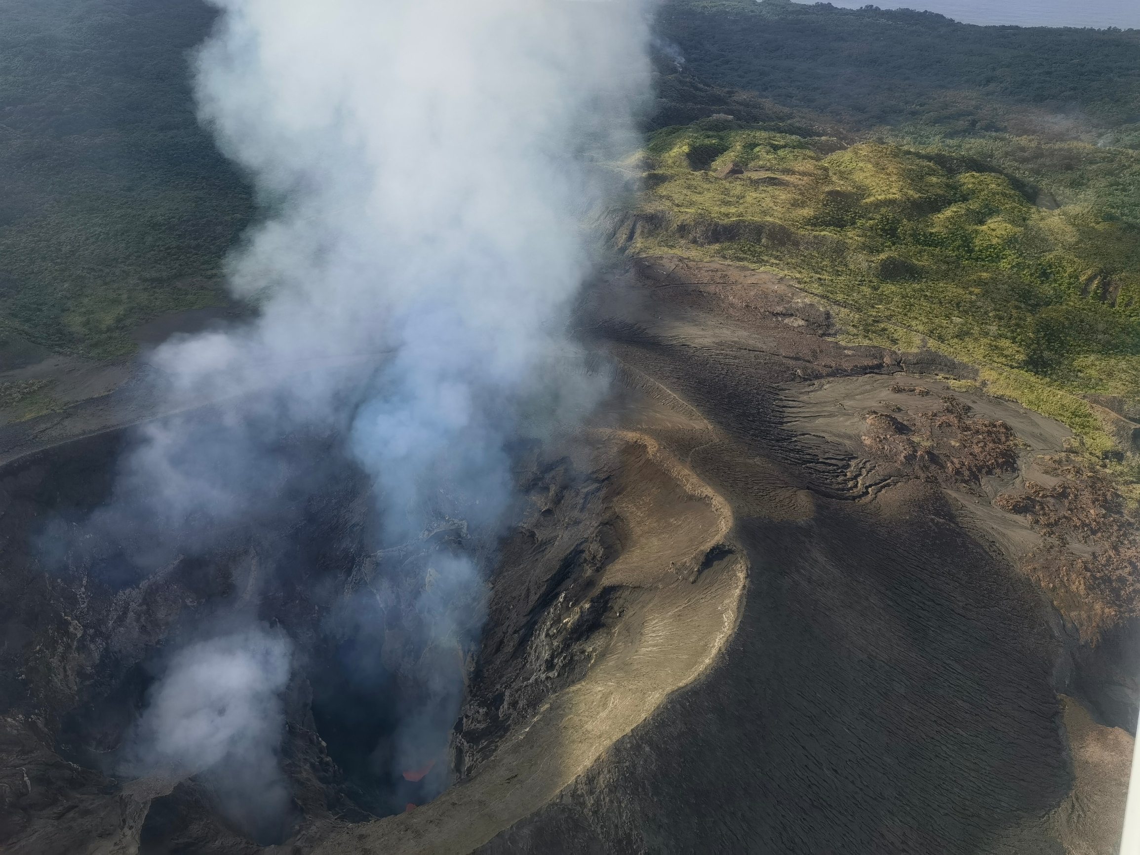 亚苏尔火山，塔纳岛上的活火山。