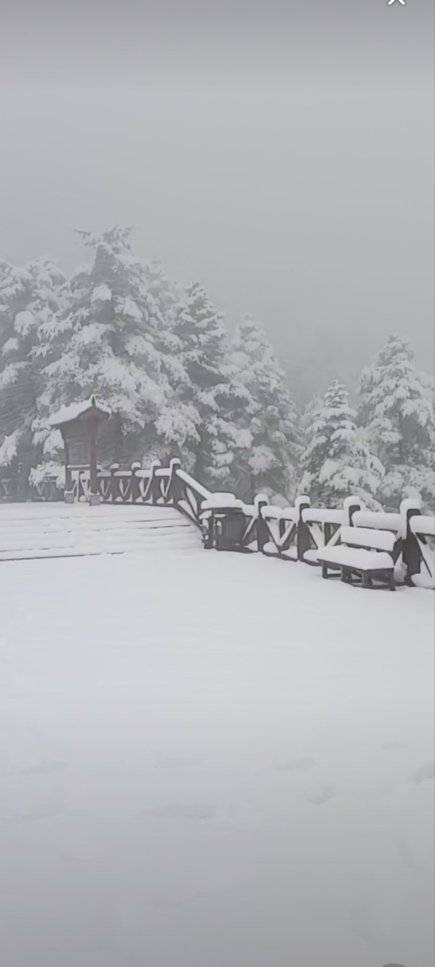 秋天的太白山雪景，让祖国大地提前布局冬季的漫漫晨雾！浩瀚宇宙中的一例地球，让人类显得和你家微不足道！