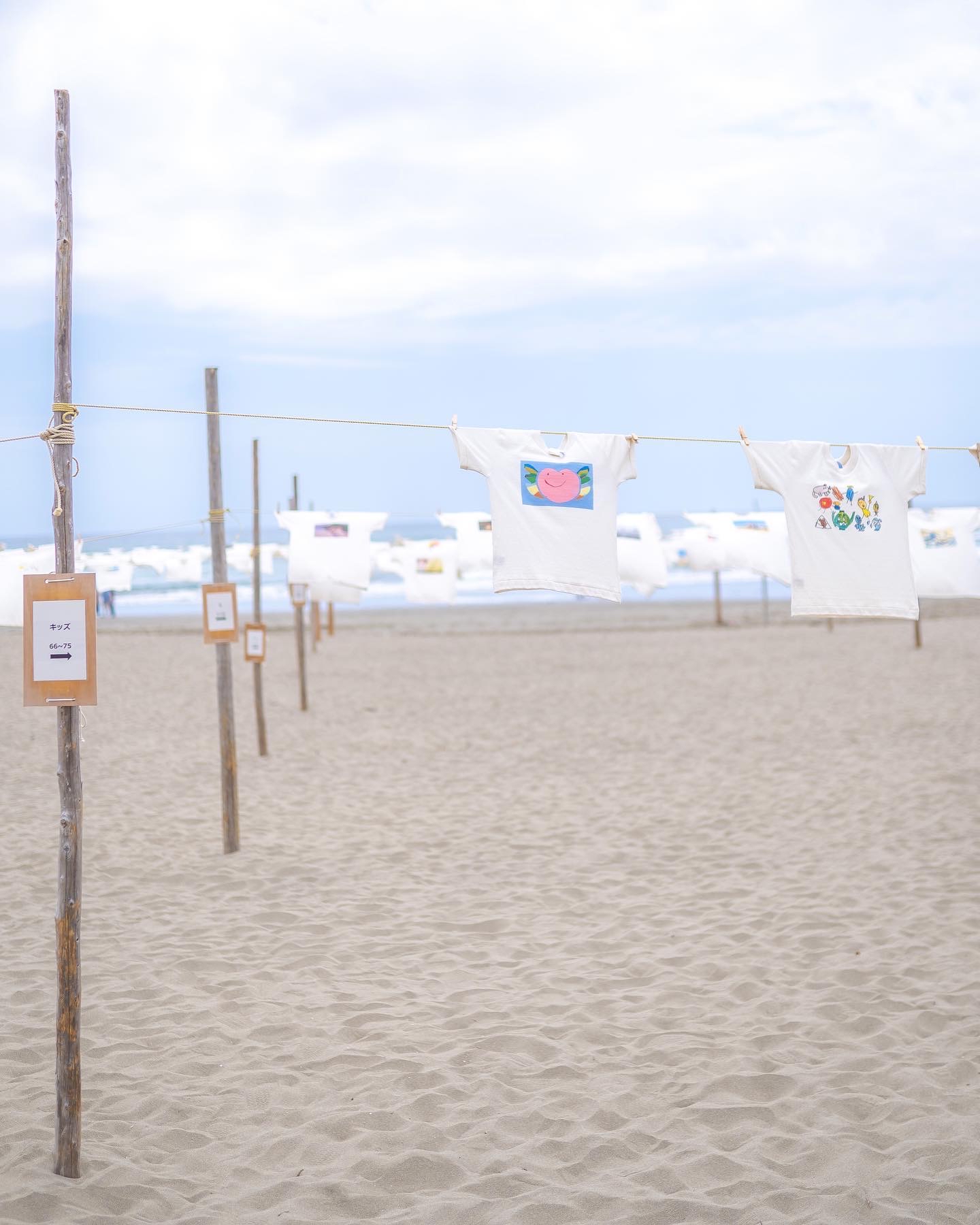 这里是高知县的沙滩博物馆，超出片的海滩上艺术展！