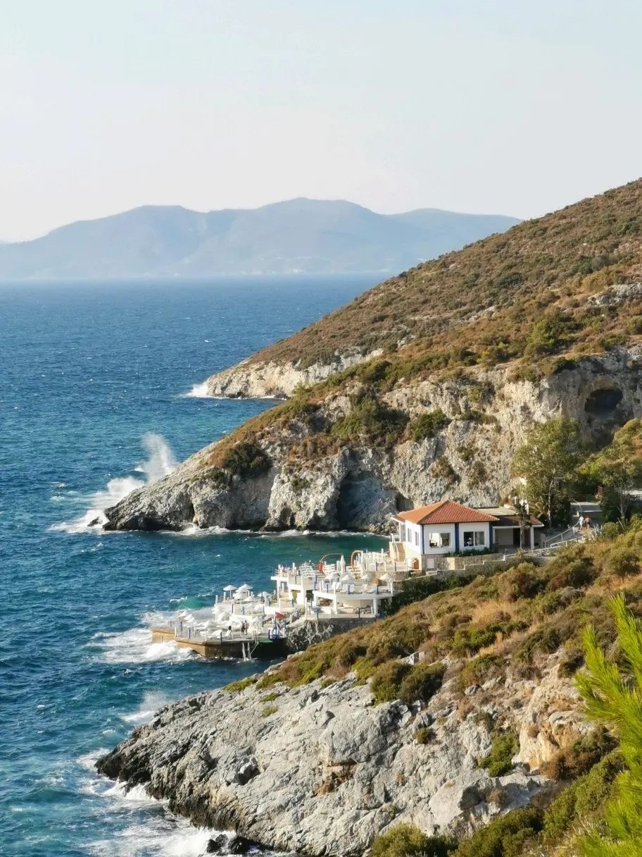 爱琴海是高纬度的海，只有山石，没见沙滩