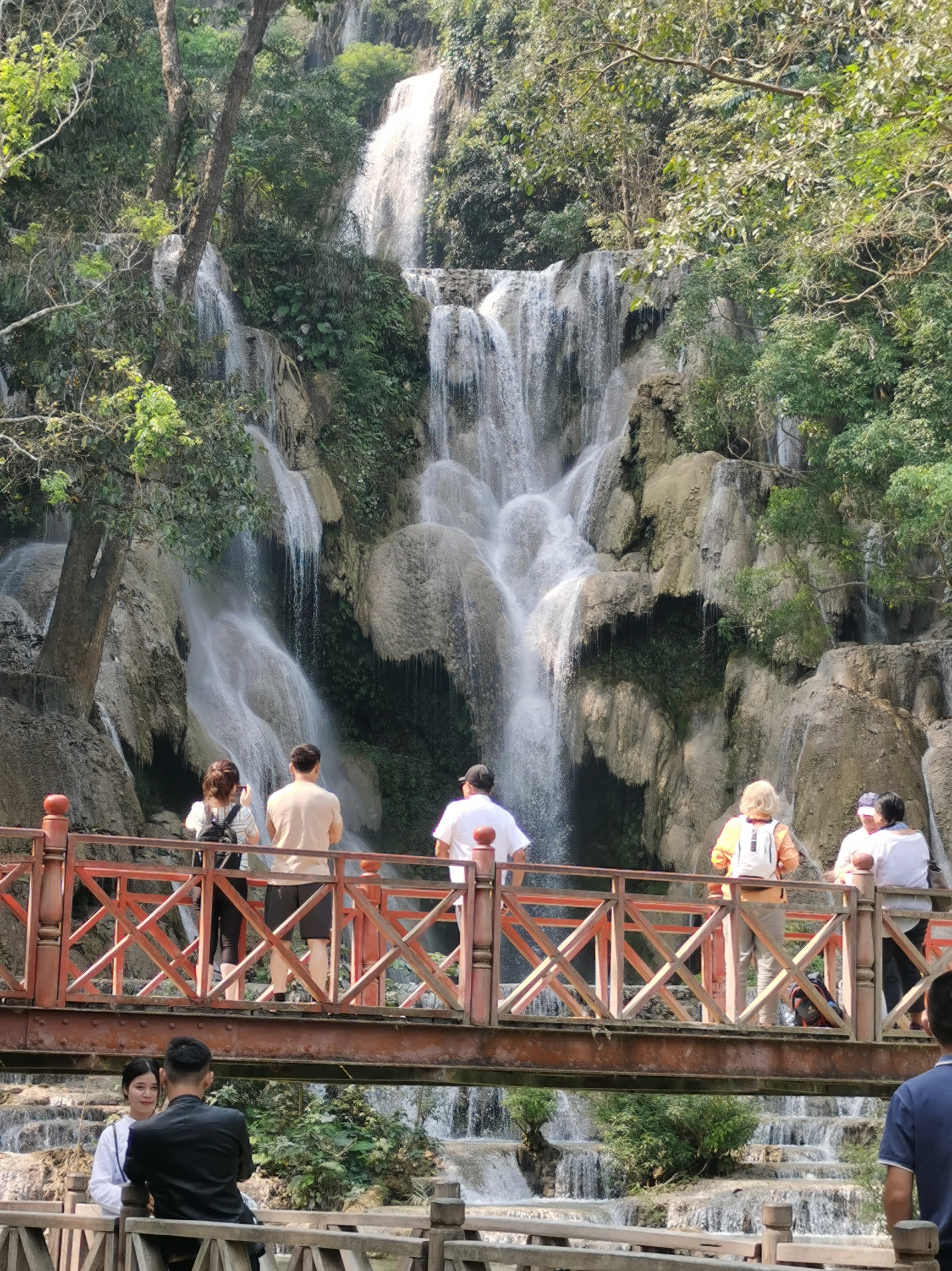 老挝还没经历过大规模的开发，这里的生态环境还是保持着原始状态，成为一个理想的旅游目的地。