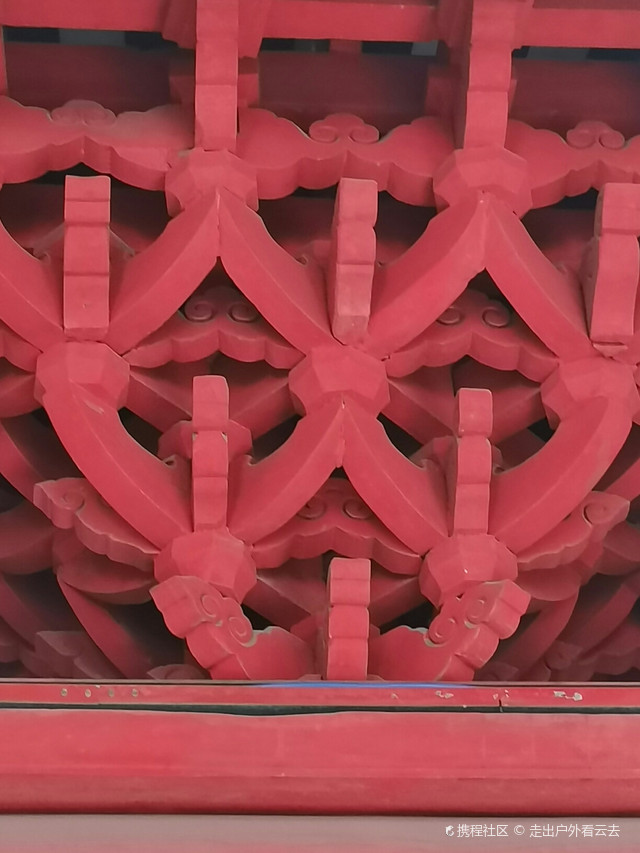 整个祖庙建筑群沿南北向的中轴线对称布局