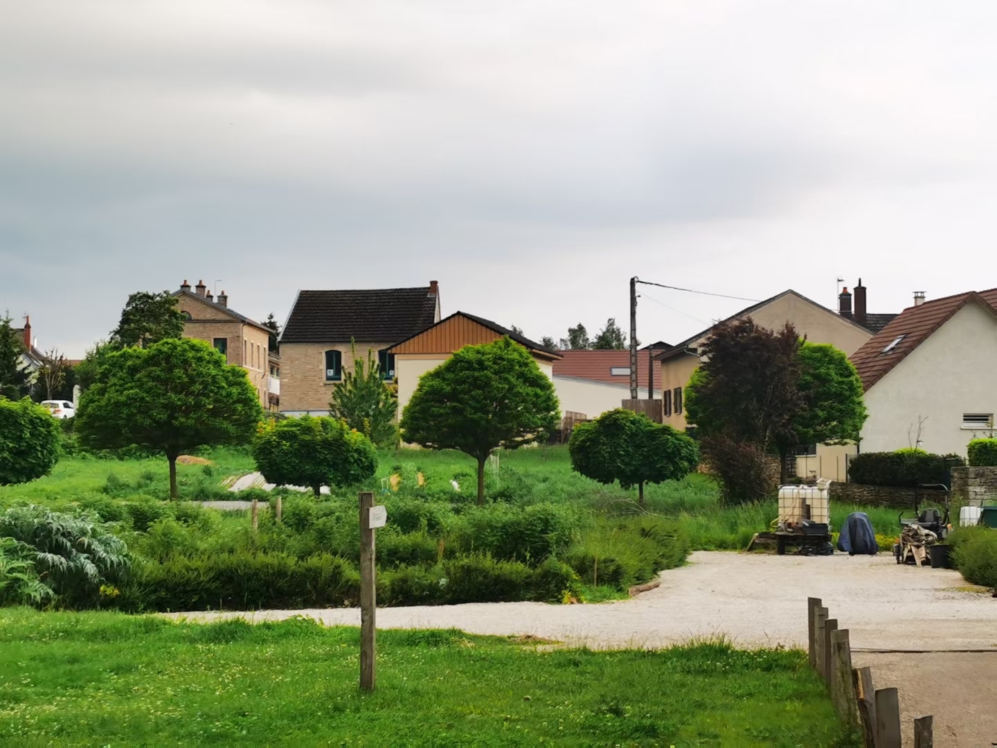 勃艮第是法国的乡村 是一首用心细细品读的田园诗 城市是门楣，裱饰繁华 乡村是后院，内存蕴实 奢华的现