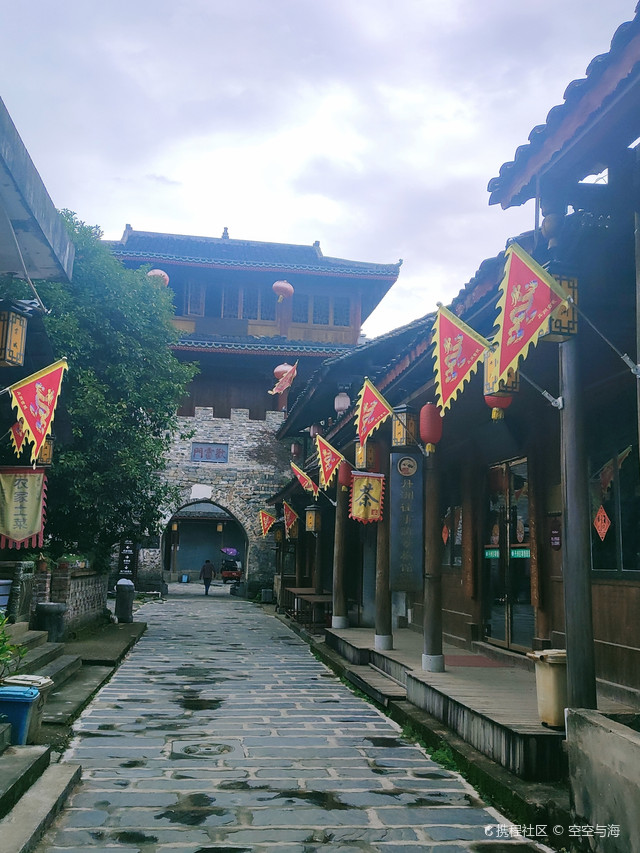 全国唯一一座漂在水上的古镇_三江丹洲景区玩法