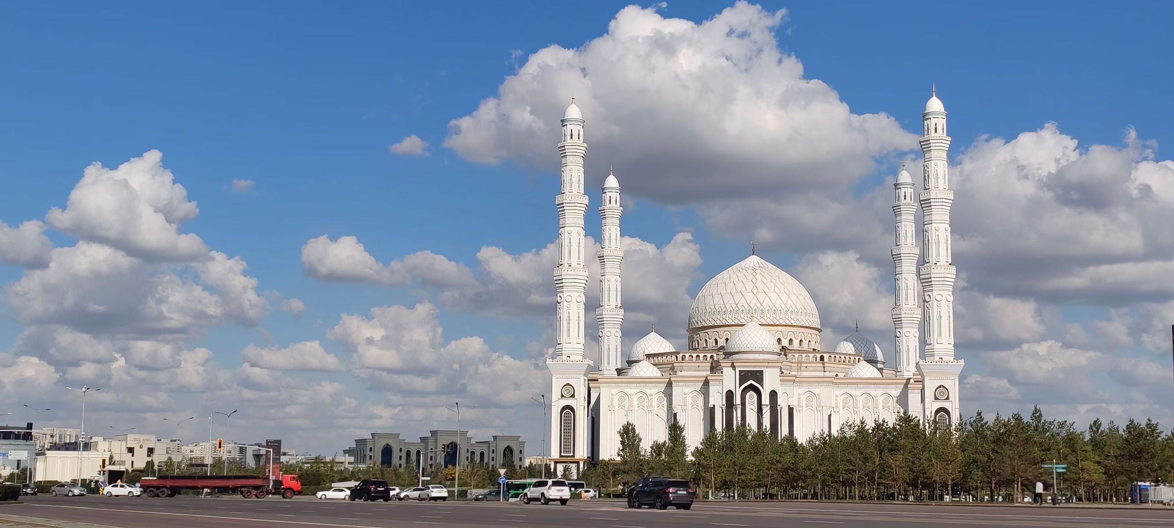 哈萨克斯坦首都阿斯塔纳一日游随拍，只有25年建城史的世界第二冷的首都的建筑和气势给人留下了深刻印象。