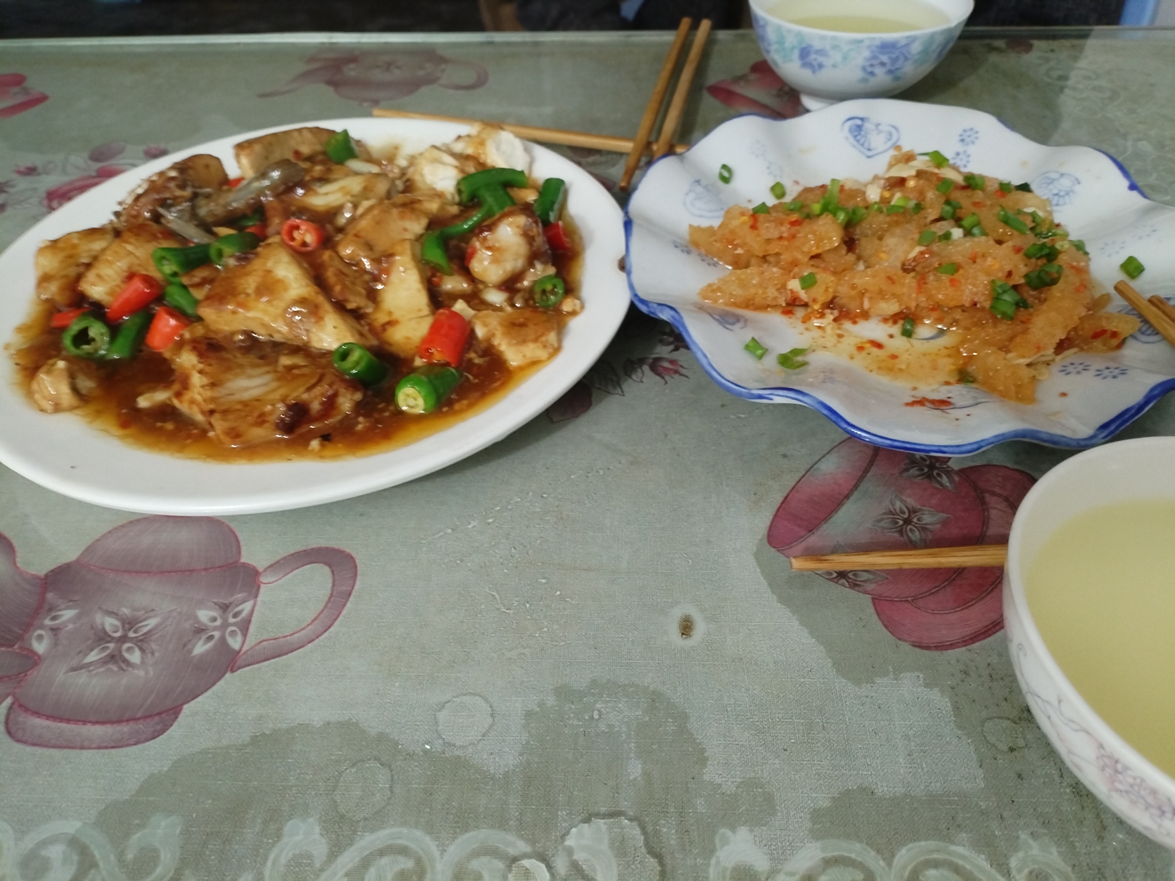 赣州家常菜，豆腐炒鱼🐟，炸猪皮
