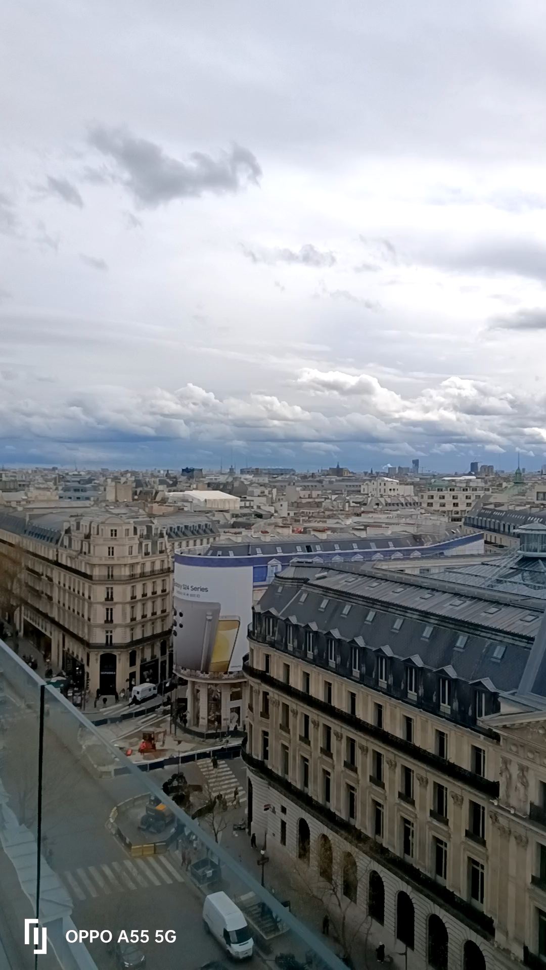 在巴黎老佛爷百货公司楼顶可俯瞰，整个巴黎的市容市貌净收眼底[Joyful]