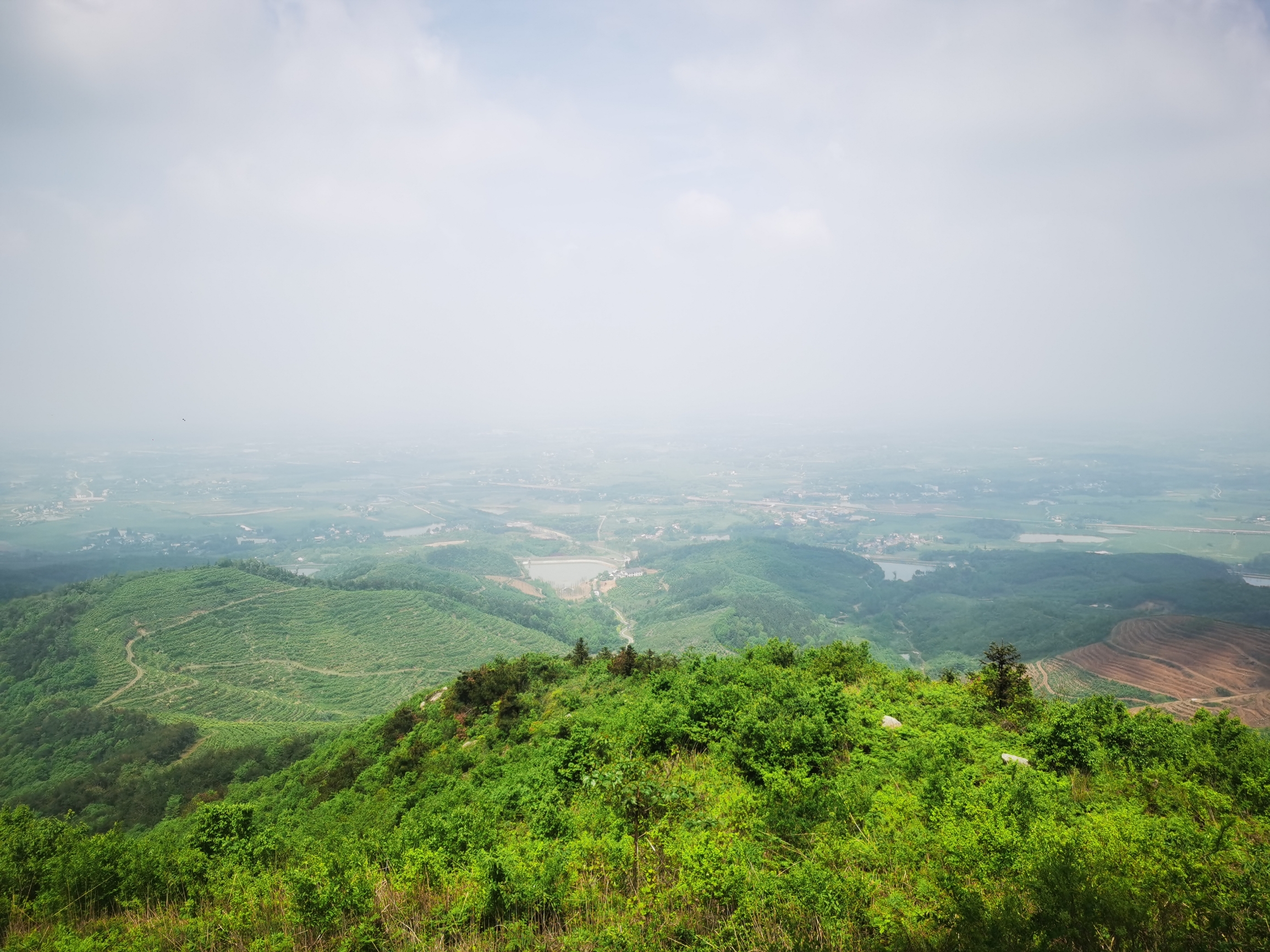 山并不高，在一马平川的庐江地区，登上山顶之后，还可以俯看底下不少的地方，比如长江，比如巢湖等等。所谓