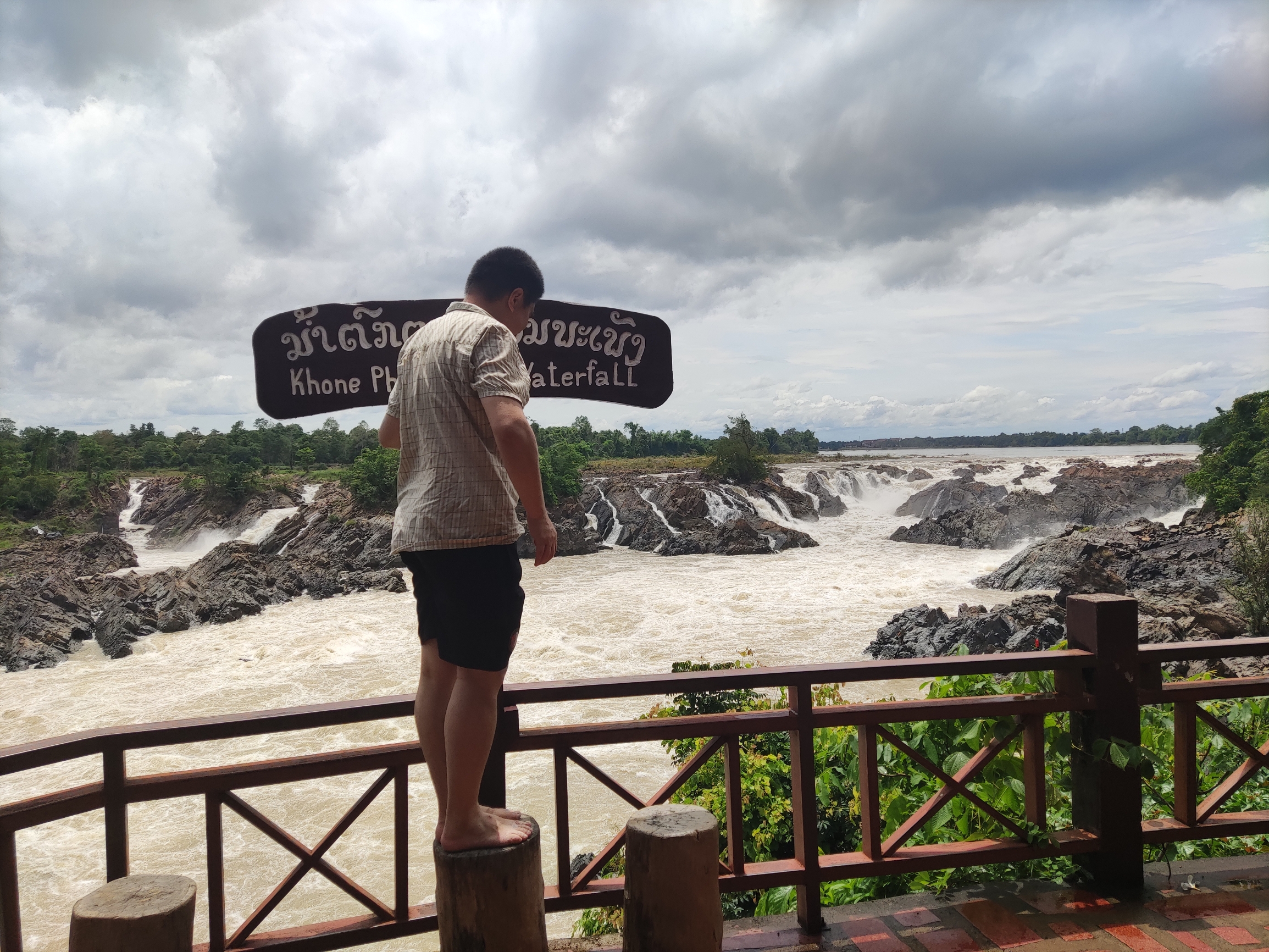 湄公河畔大瀑布，就在四千美岛。老挝和柬埔寨交界处