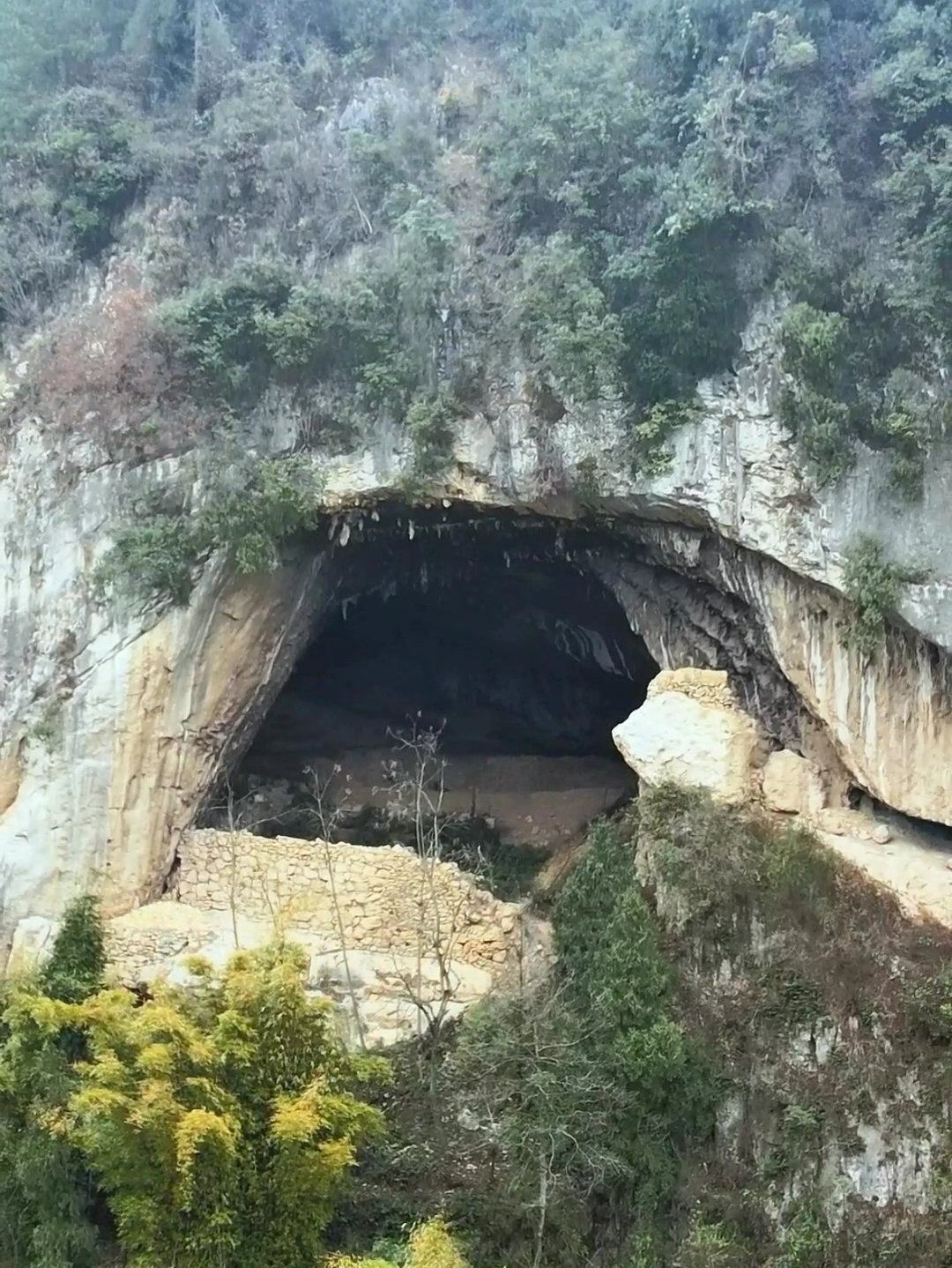 探索神秘山洞
