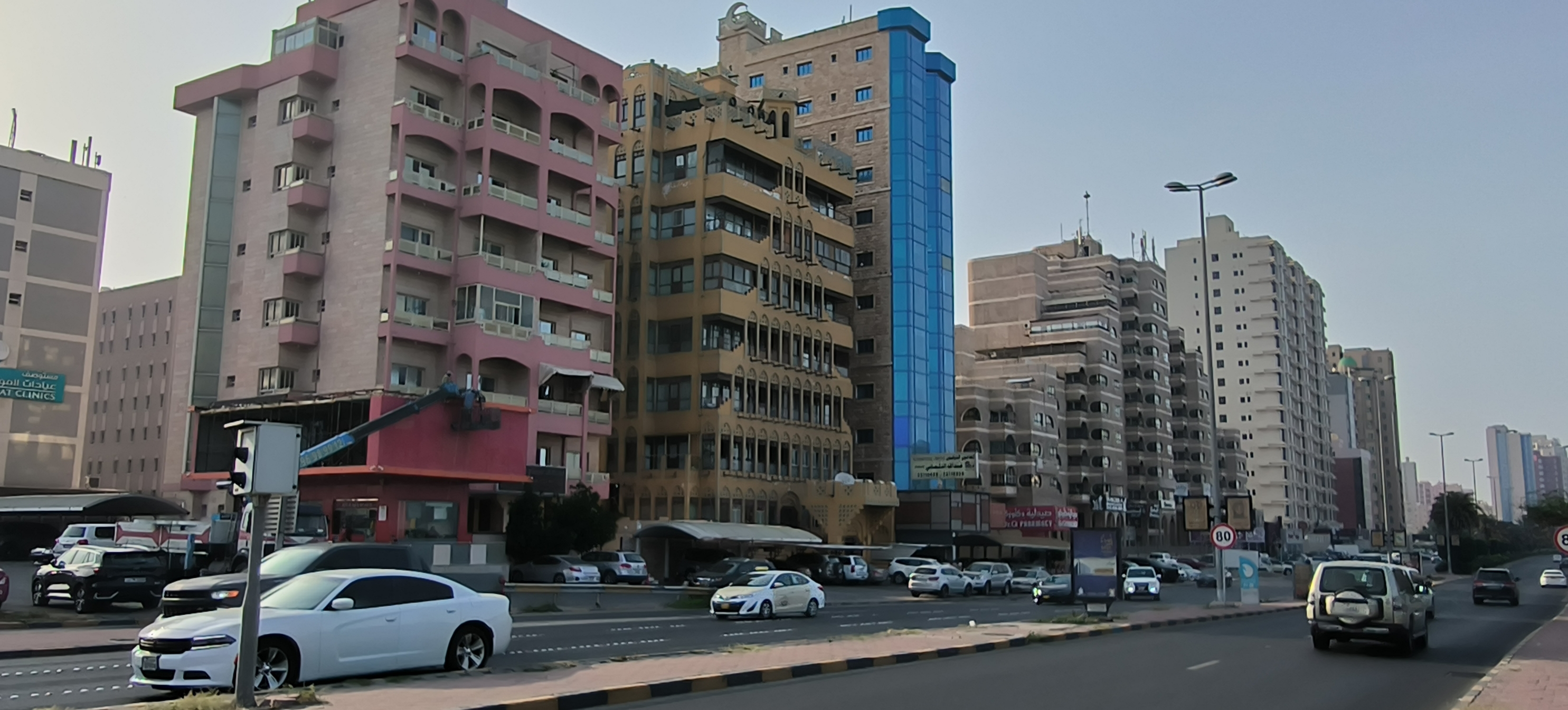 科威特曼卡夫，哈法希尔商务区，中东海湾国家特色的建筑，异域风情浓郁。一看就是穆斯林风格。