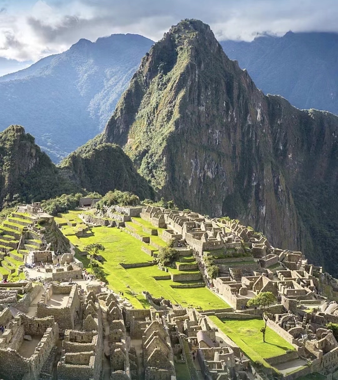 整个遗址高耸在海拔约2350米的山脊上，是秘鲁著名的前哥伦布时期印加帝国在15世纪建造的遗迹，也是世
