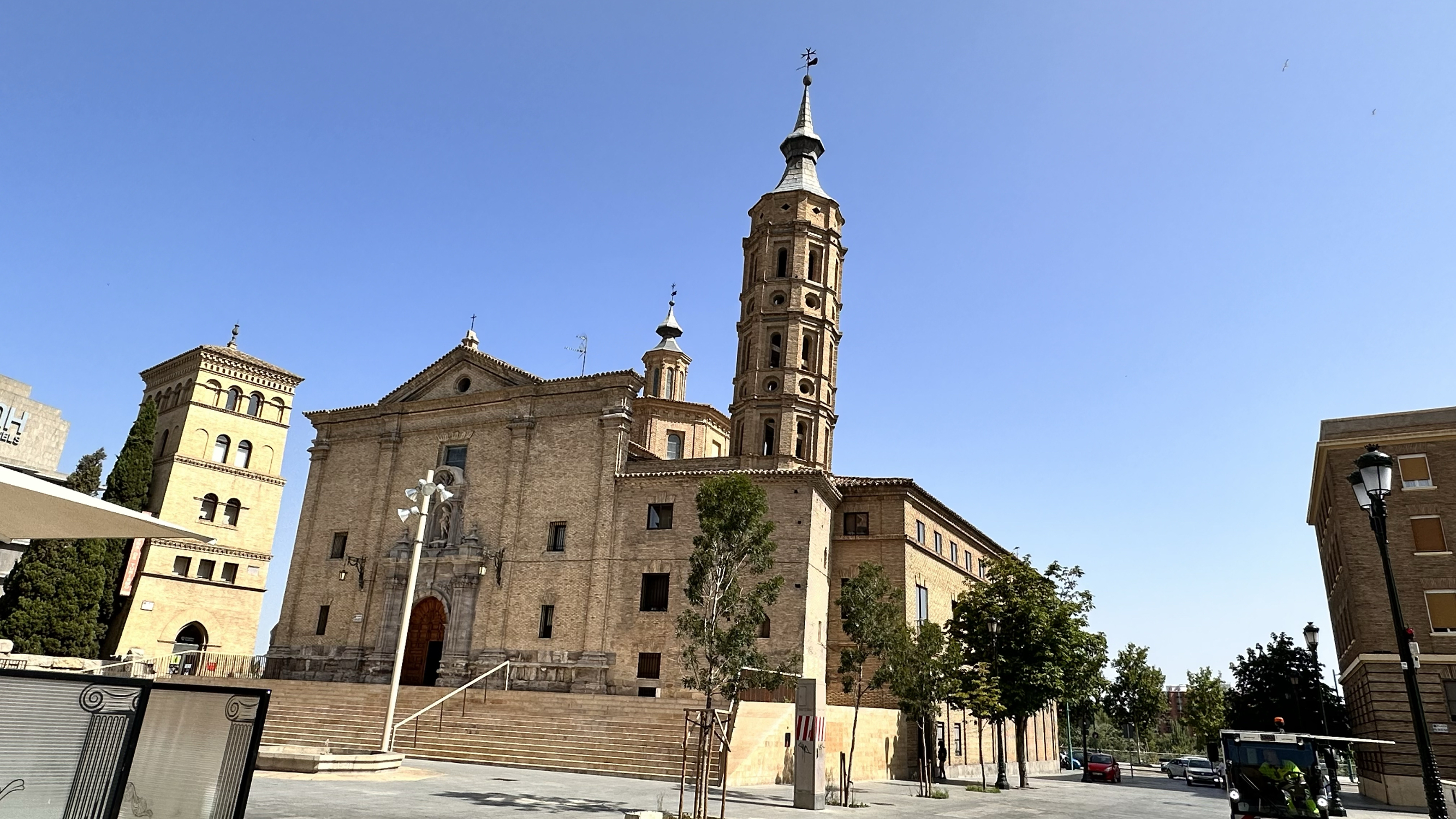 看斜塔不用去意大利—西班牙萨拉戈萨圣胡安德洛斯帕内特斯教堂