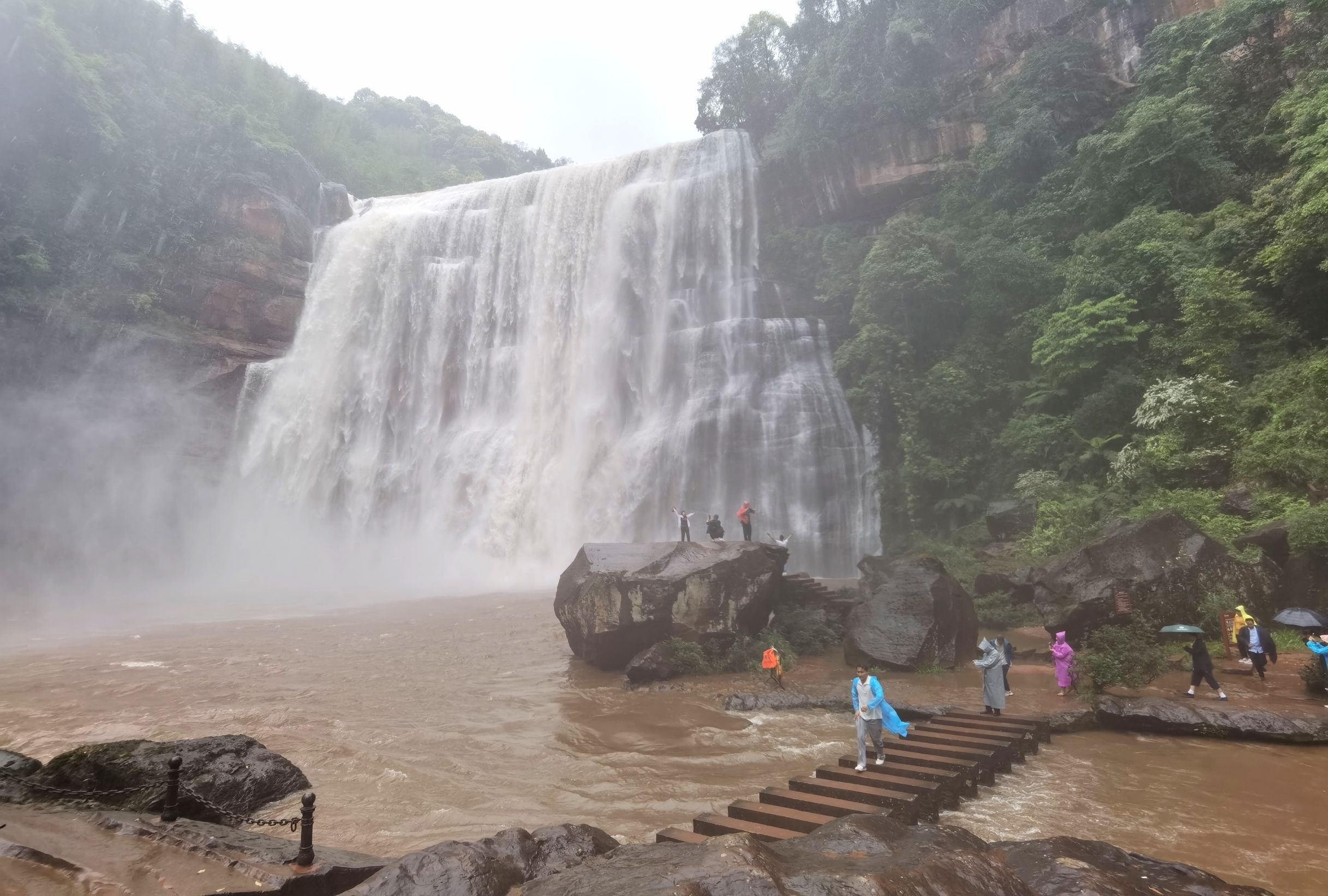 丹霞地貌最大瀑布——贵州最高大的瀑布