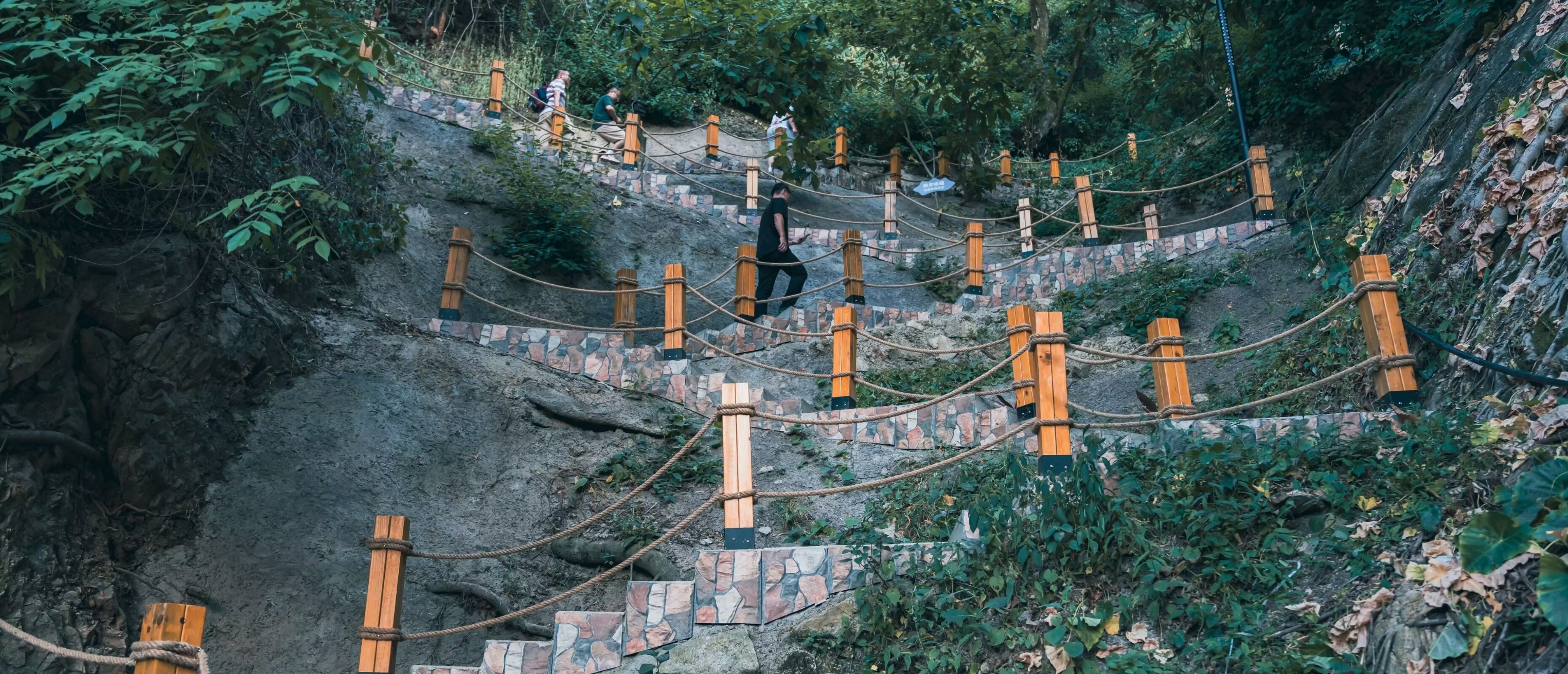 攀枝花城市之眼观景台位于攀枝花东华山山地体育公园之巅，它巍然屹立于城市之上，视野开阔，西面可欣赏炳三