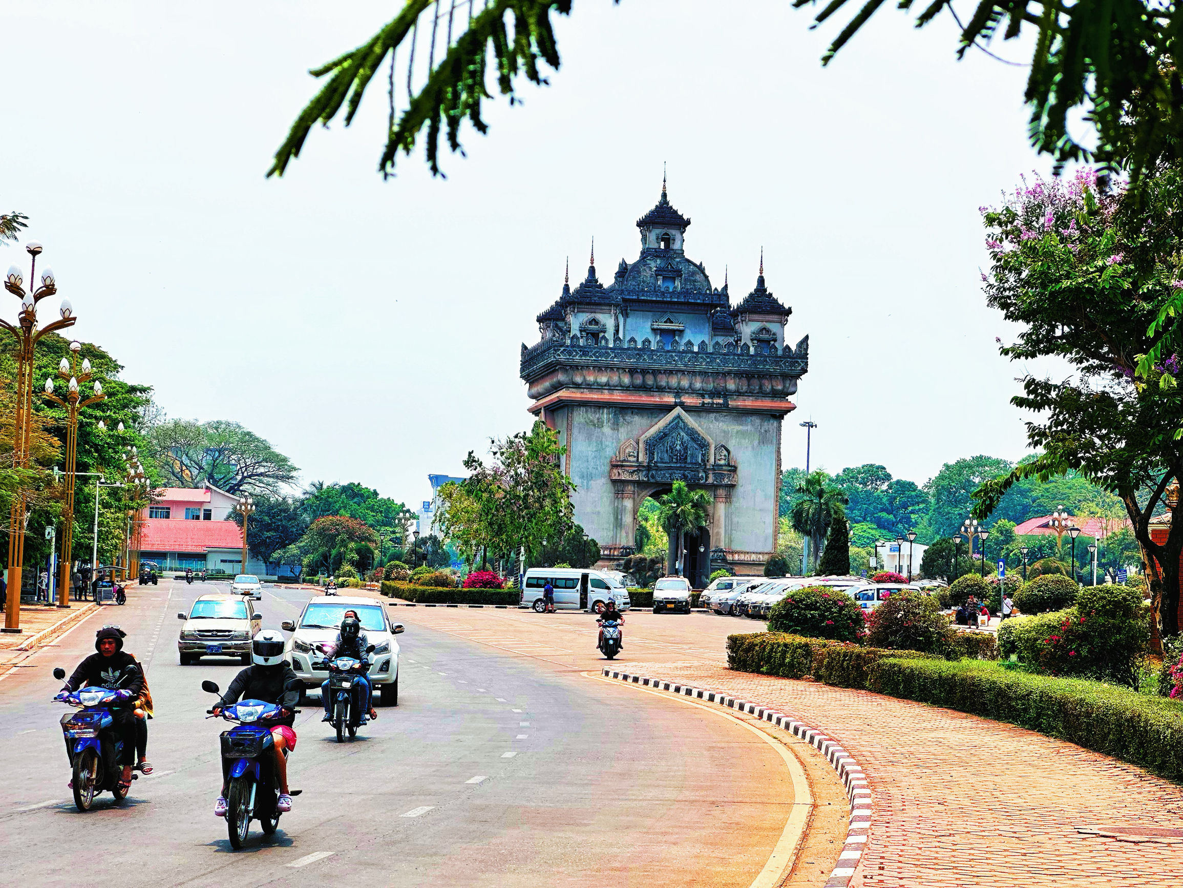 老挝景点攻略：万象凯旋门，与西孟寺