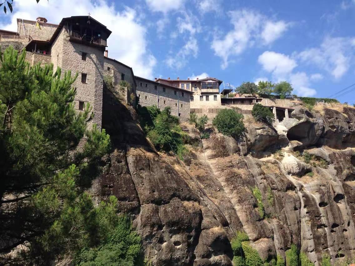 梅黛奥拉修道院雄踞于一座座巨大的山岩的顶点。巨大的山岩从广阔的塞萨里亚平原拔地而起，有的超过400米