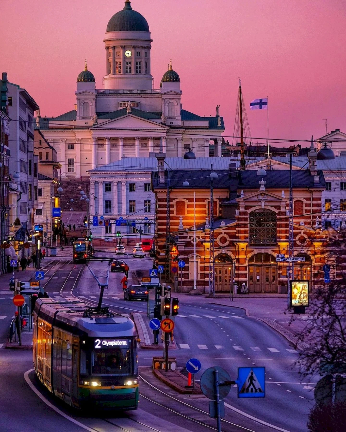 #我的科幻旅行大片  芬兰赫尔辛基 赫尔辛基，芬兰的心脏，以其融合古典与现代的建筑风格，丰富的文化生
