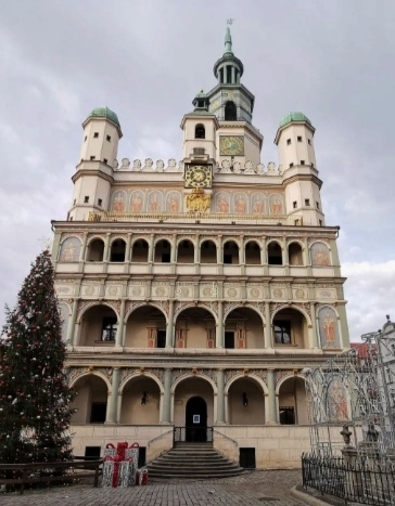 有着上千年历史的波兹南，位于波兰的中西部，老城广场上市政厅的钟楼，中午12点会敲钟，出来2个铜🐏，周