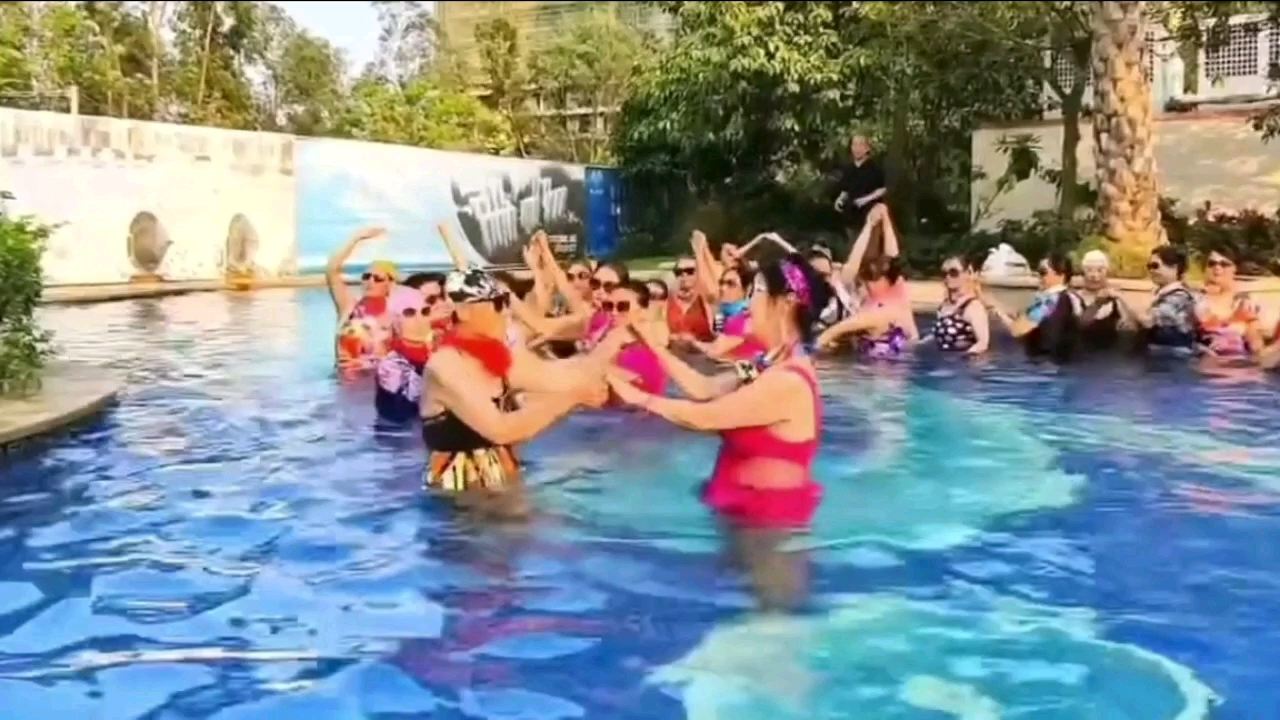 春节度假在海南，游泳池里跳舞爽歪歪！
