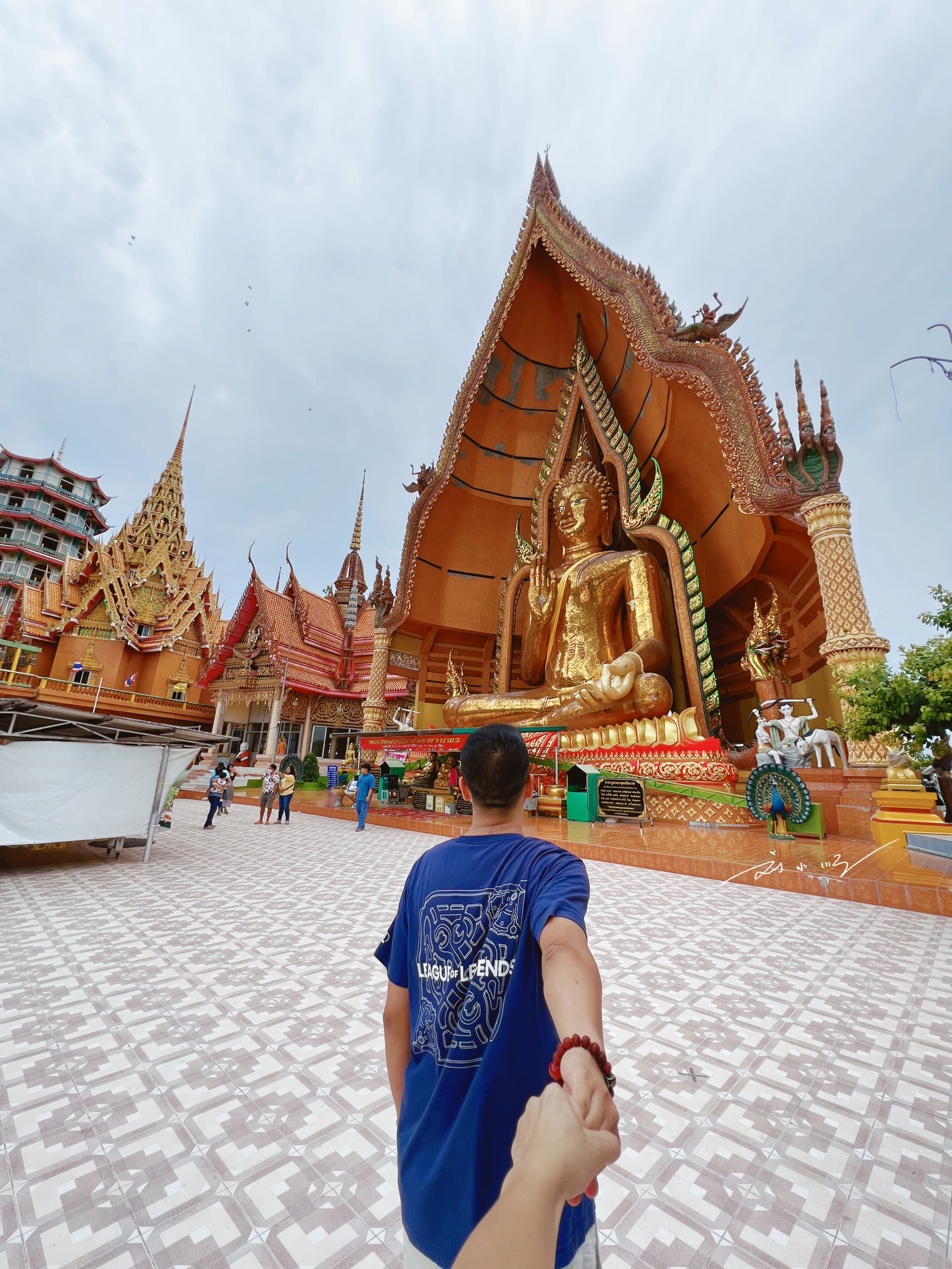 泰国十大最美寺庙之一，就在北碧府，18米金色大佛蔚为壮观，游客还不多！  最近，我来到泰国的北碧府游